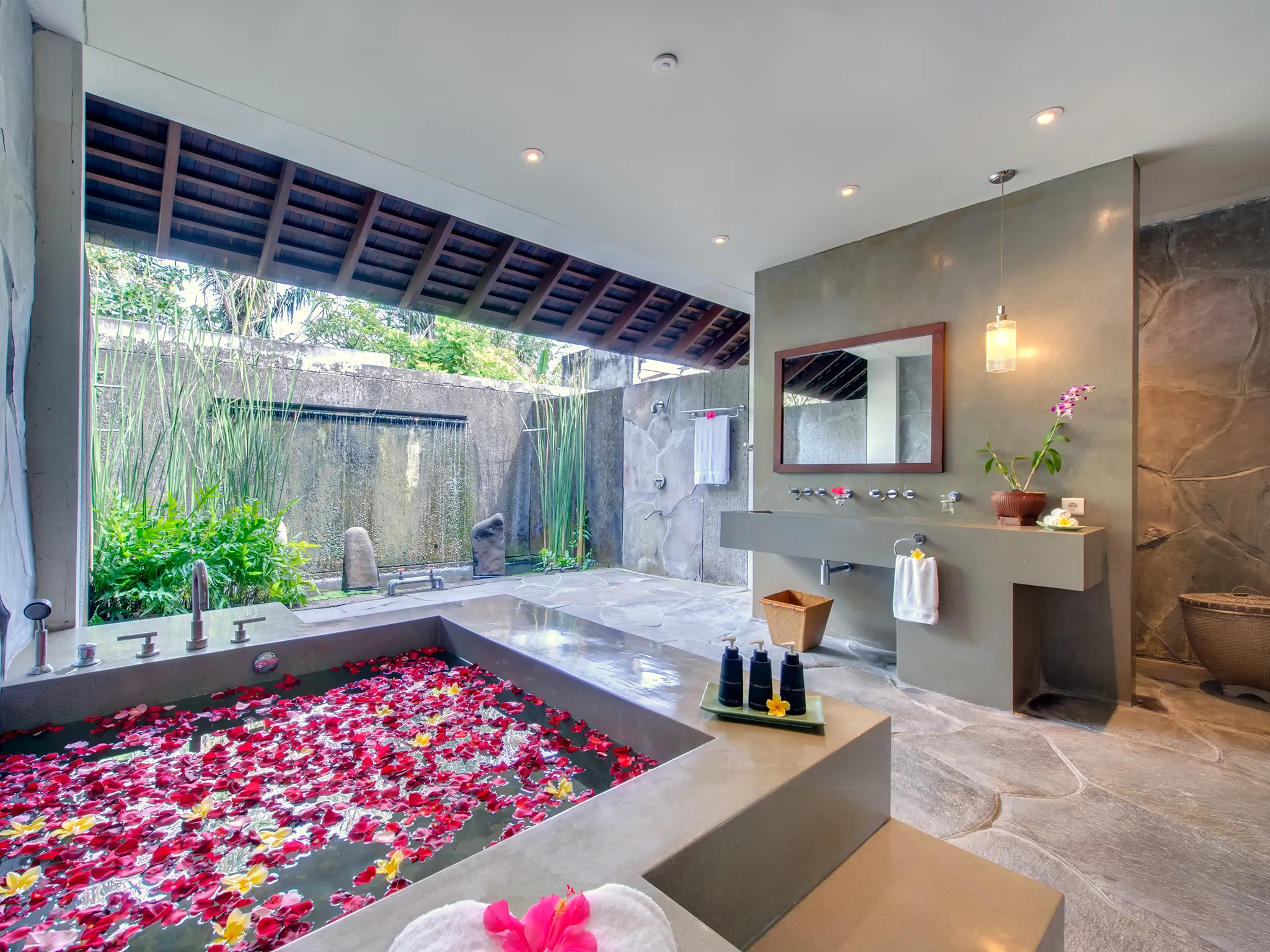 Villa Samadhana - Main house guest bathroom