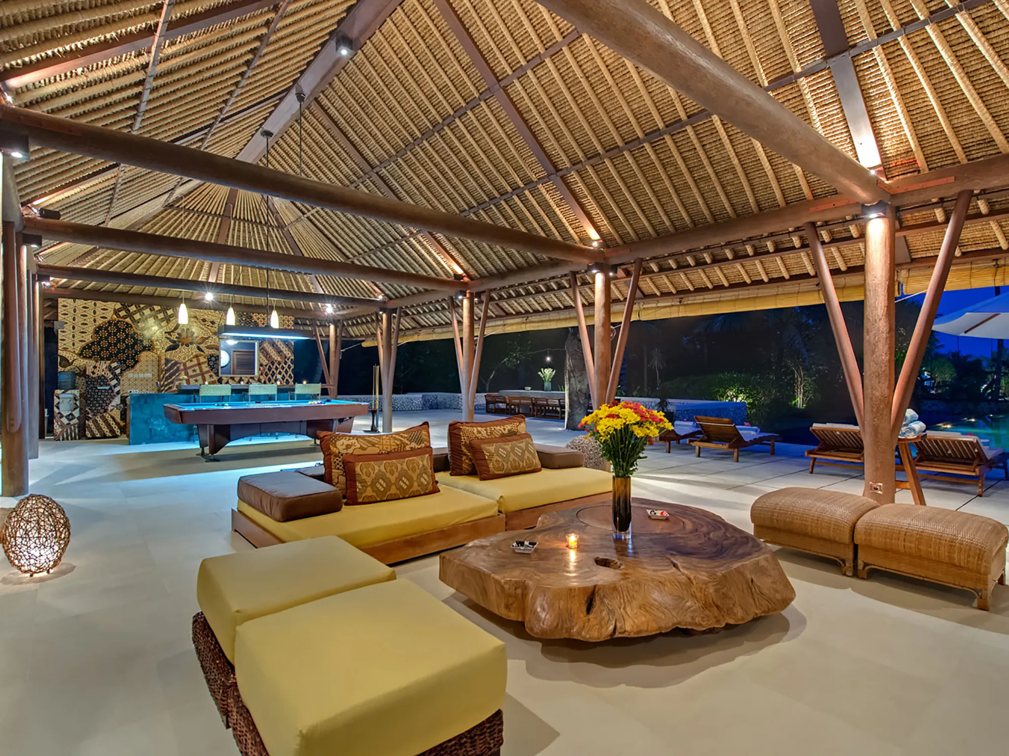 Villa Samadhana - Entertainment pavilion at night