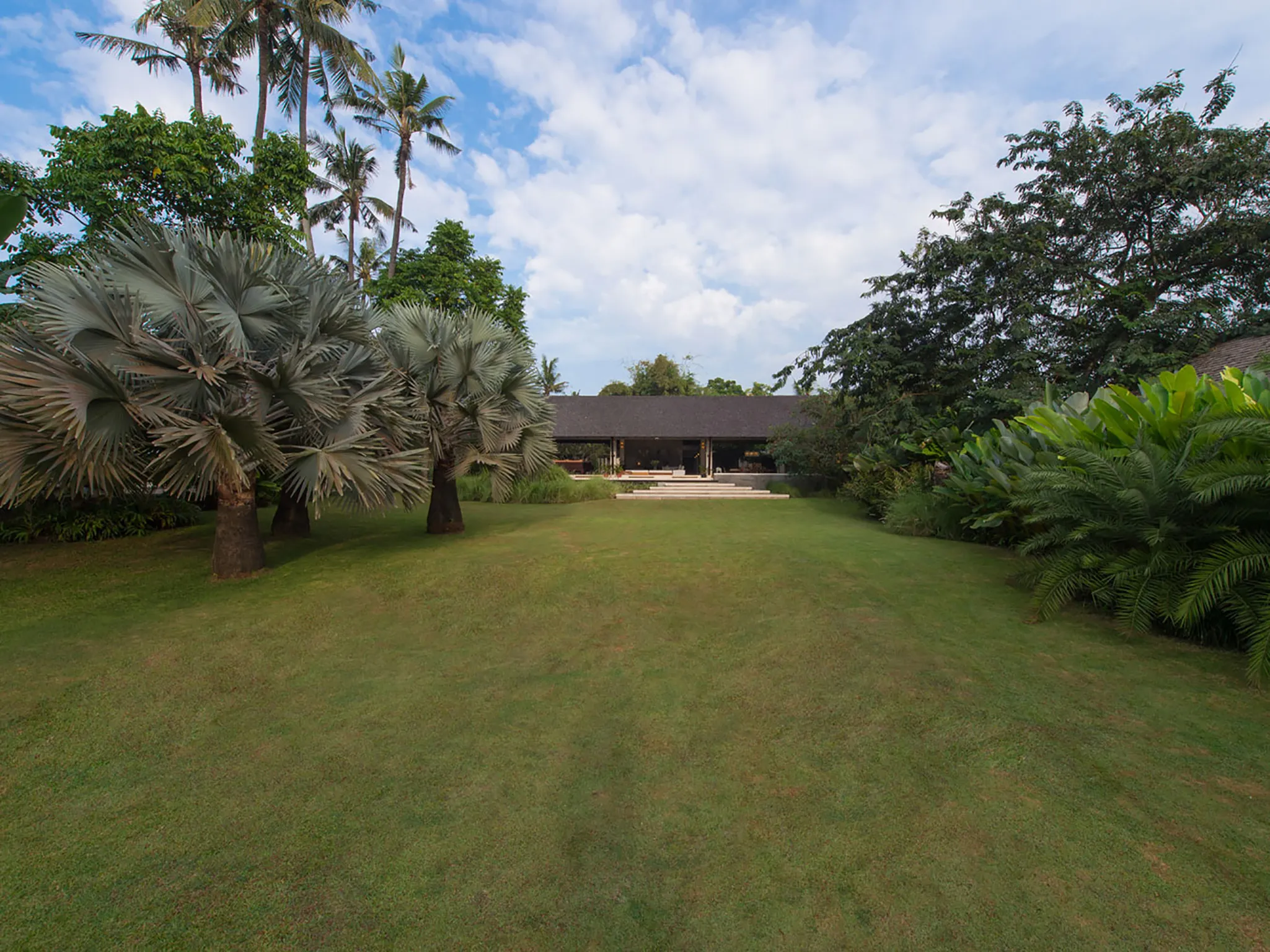 Villa Samadhana - Huge lawn from entrance