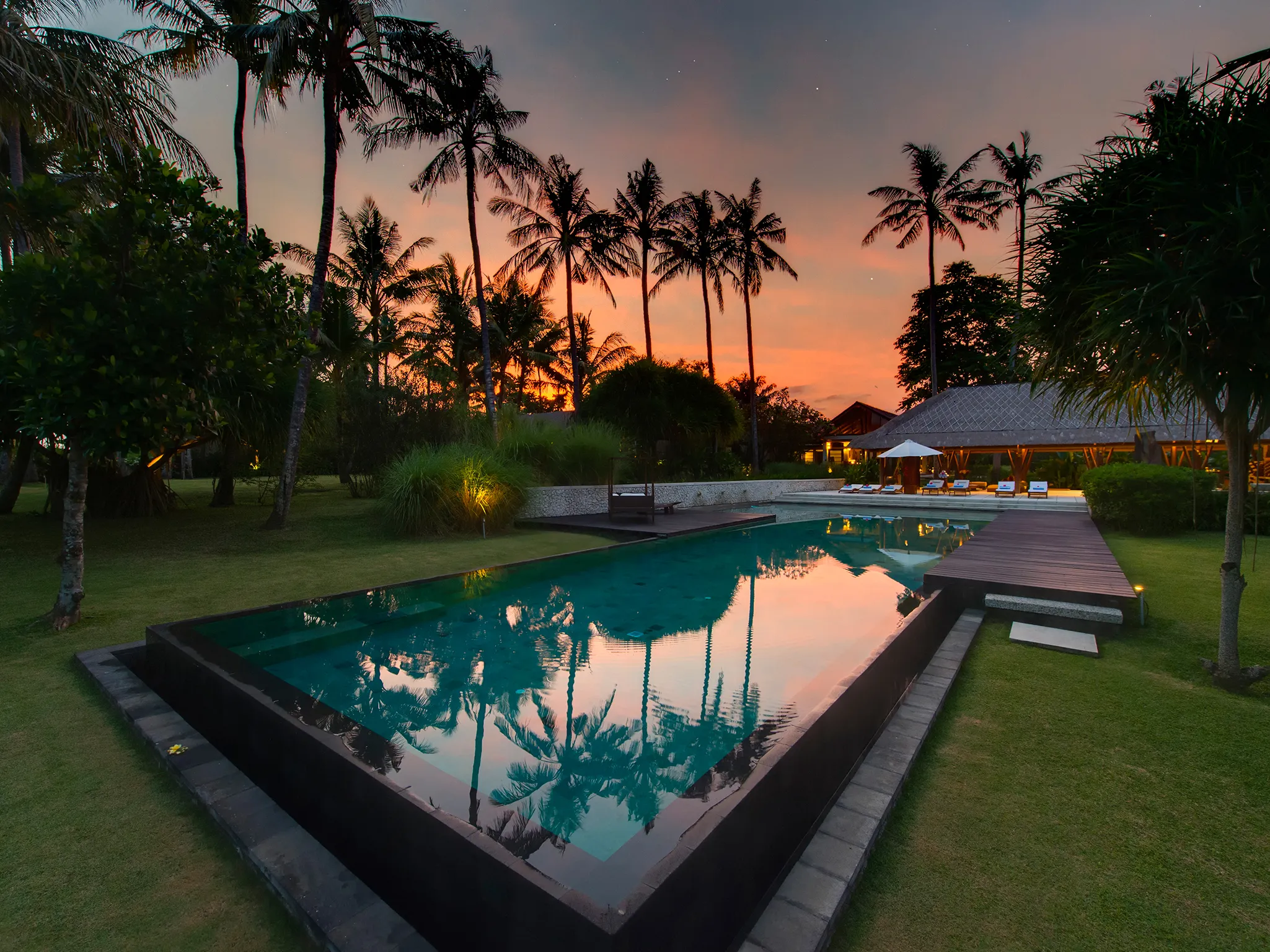 Villa Samadhana - Sunset over the pool