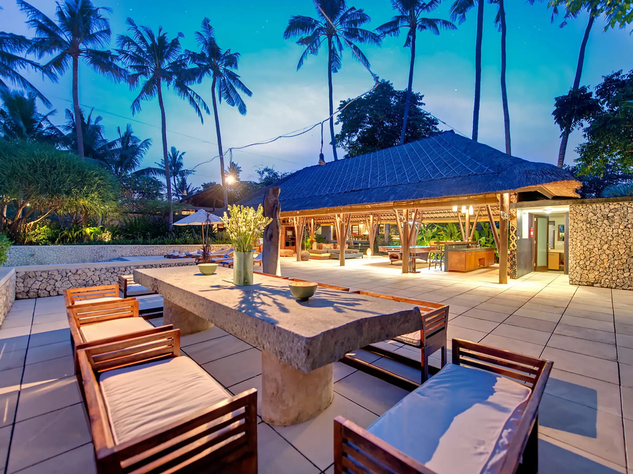 Villa Samadhana - Alfresco dining at dusk