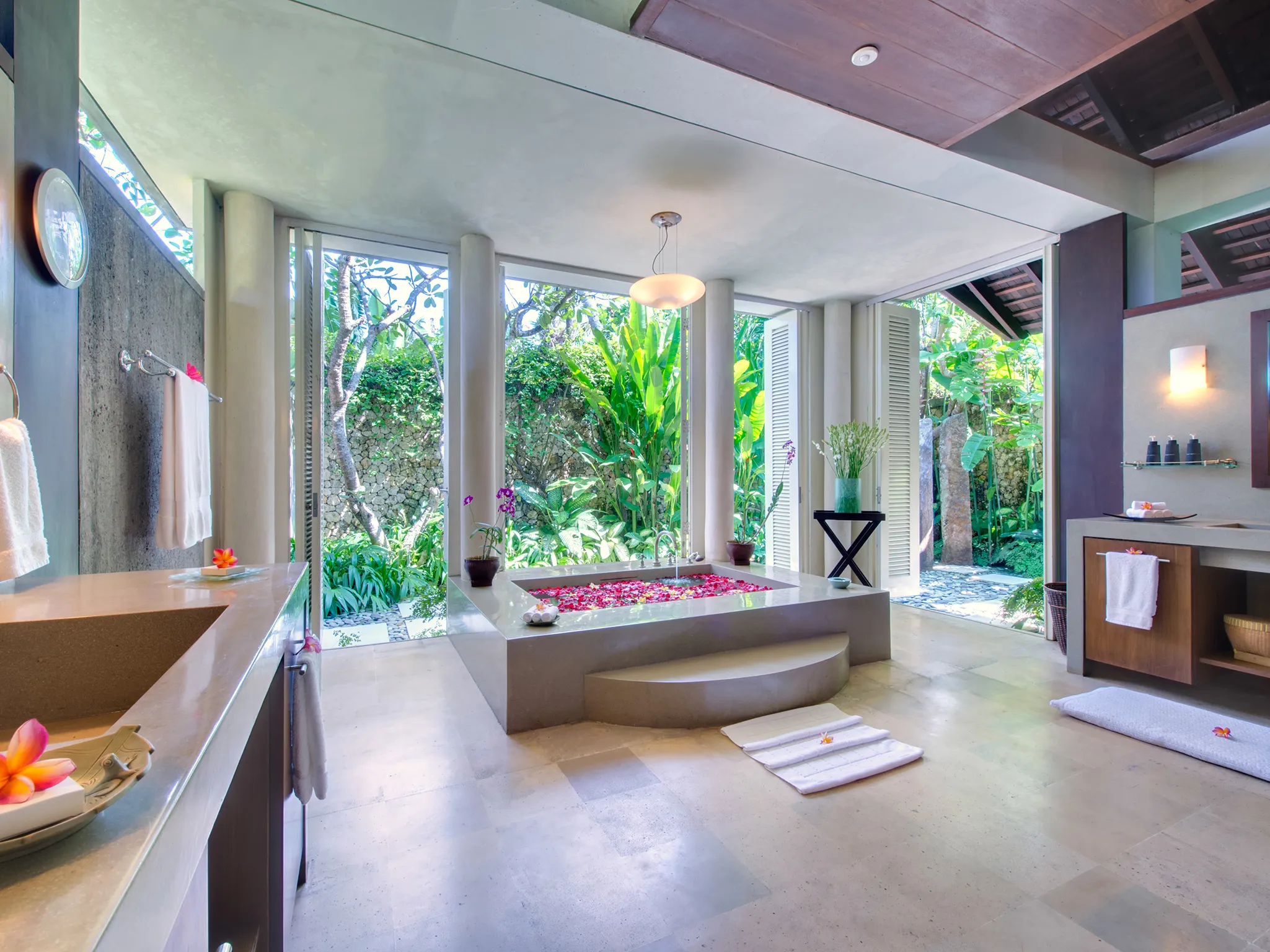 Villa Samadhana - Master bathroom