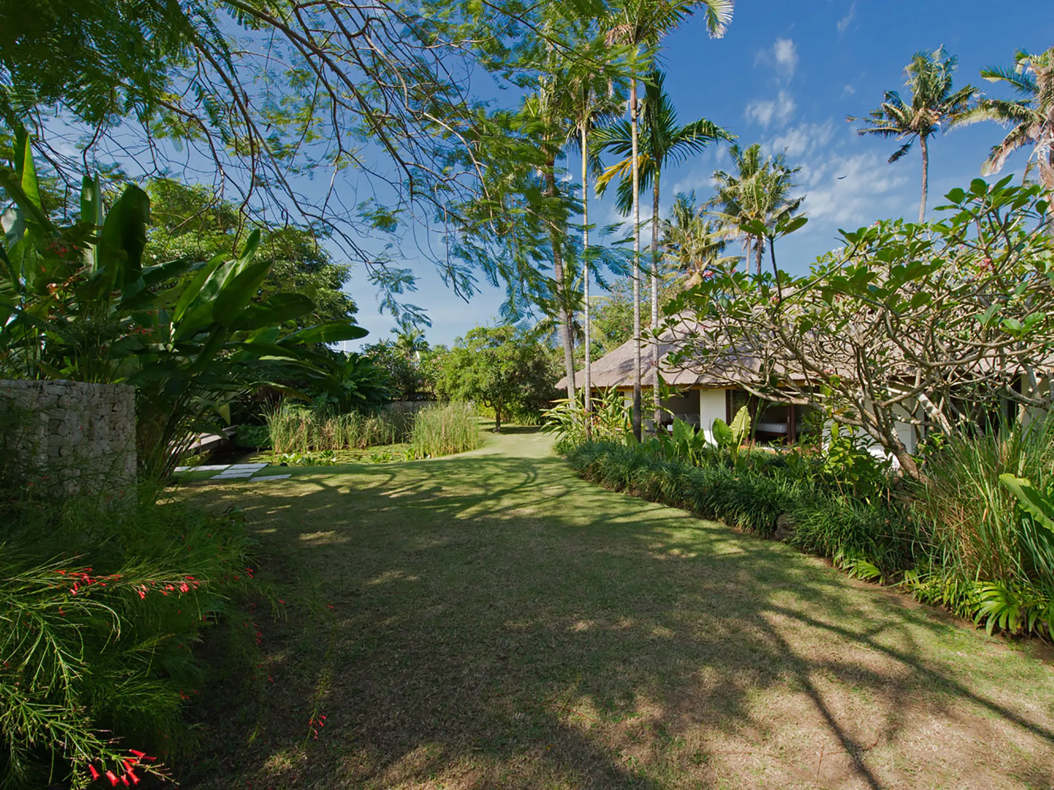 Villa Samadhana - Entrance and guest house
