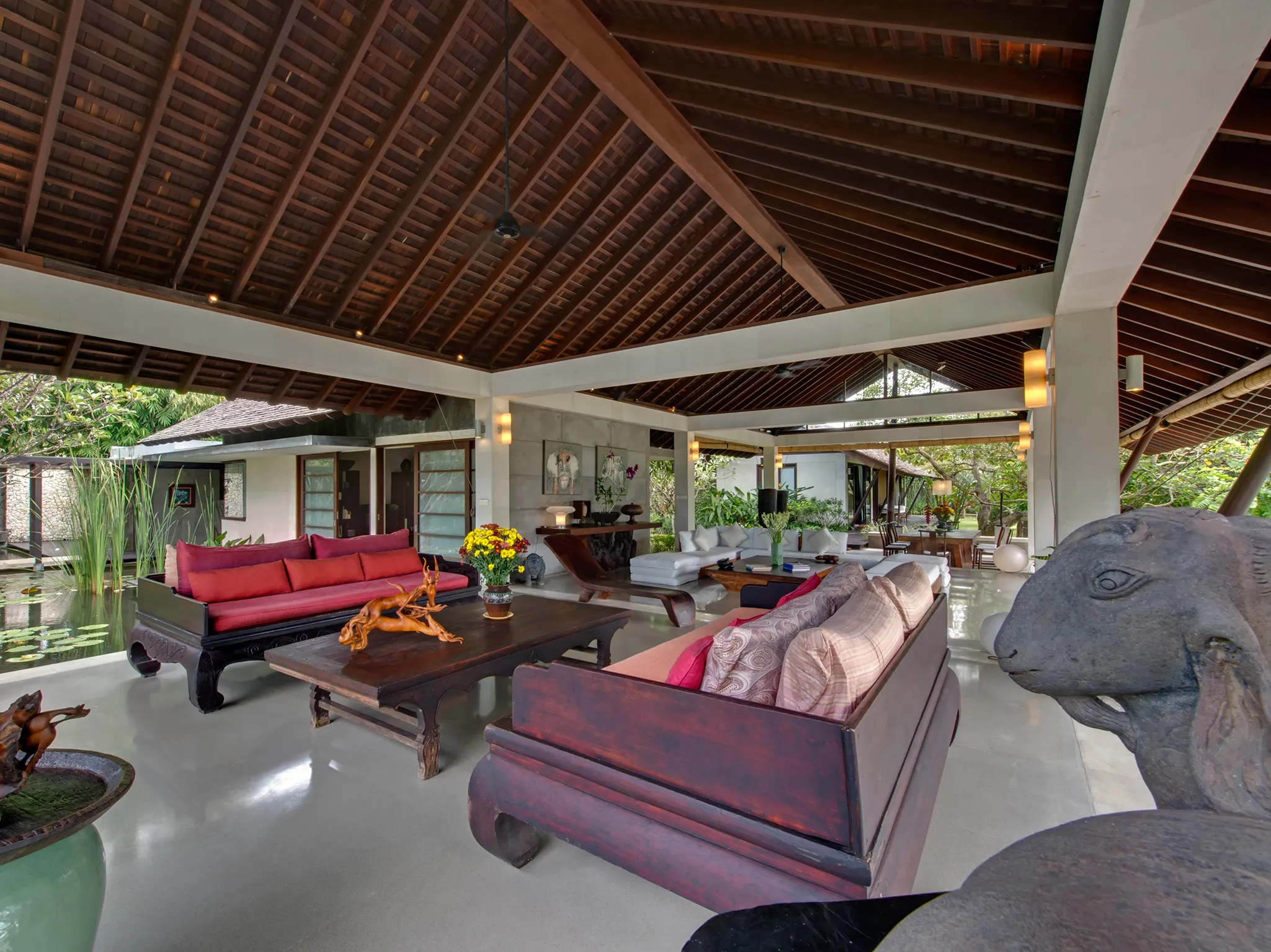 Villa Samadhana - Living room through to dining room