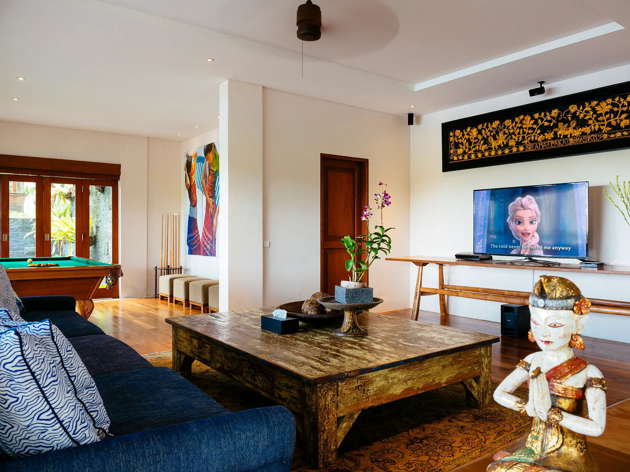 Villa Semarapura - Poolside entertainment room