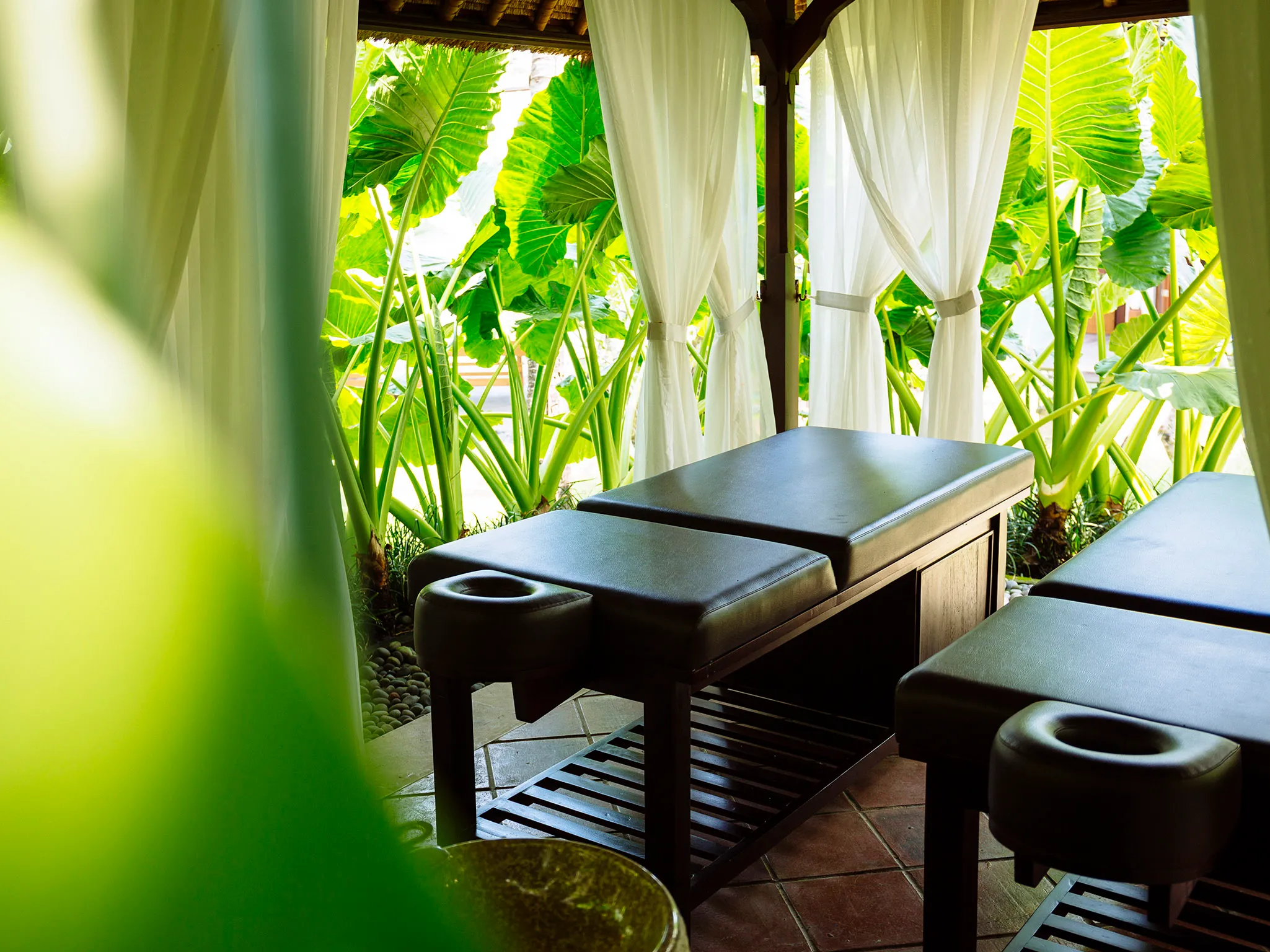 Villa Semarapura - Spa beds in a garden setting