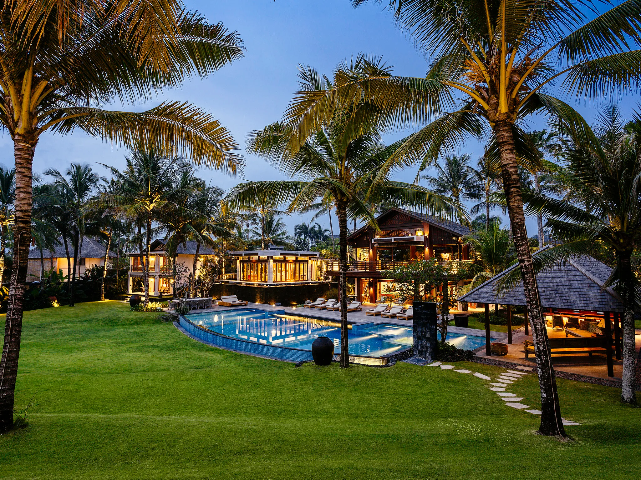 Villa Semarapura - The villa at dusk