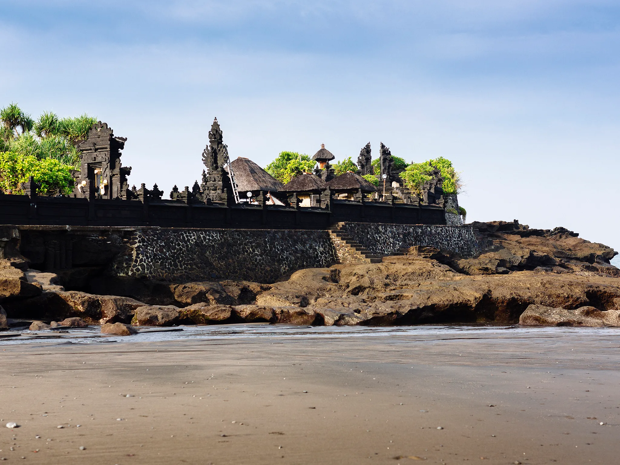 Villa Semarapura - The temple in front of the villa