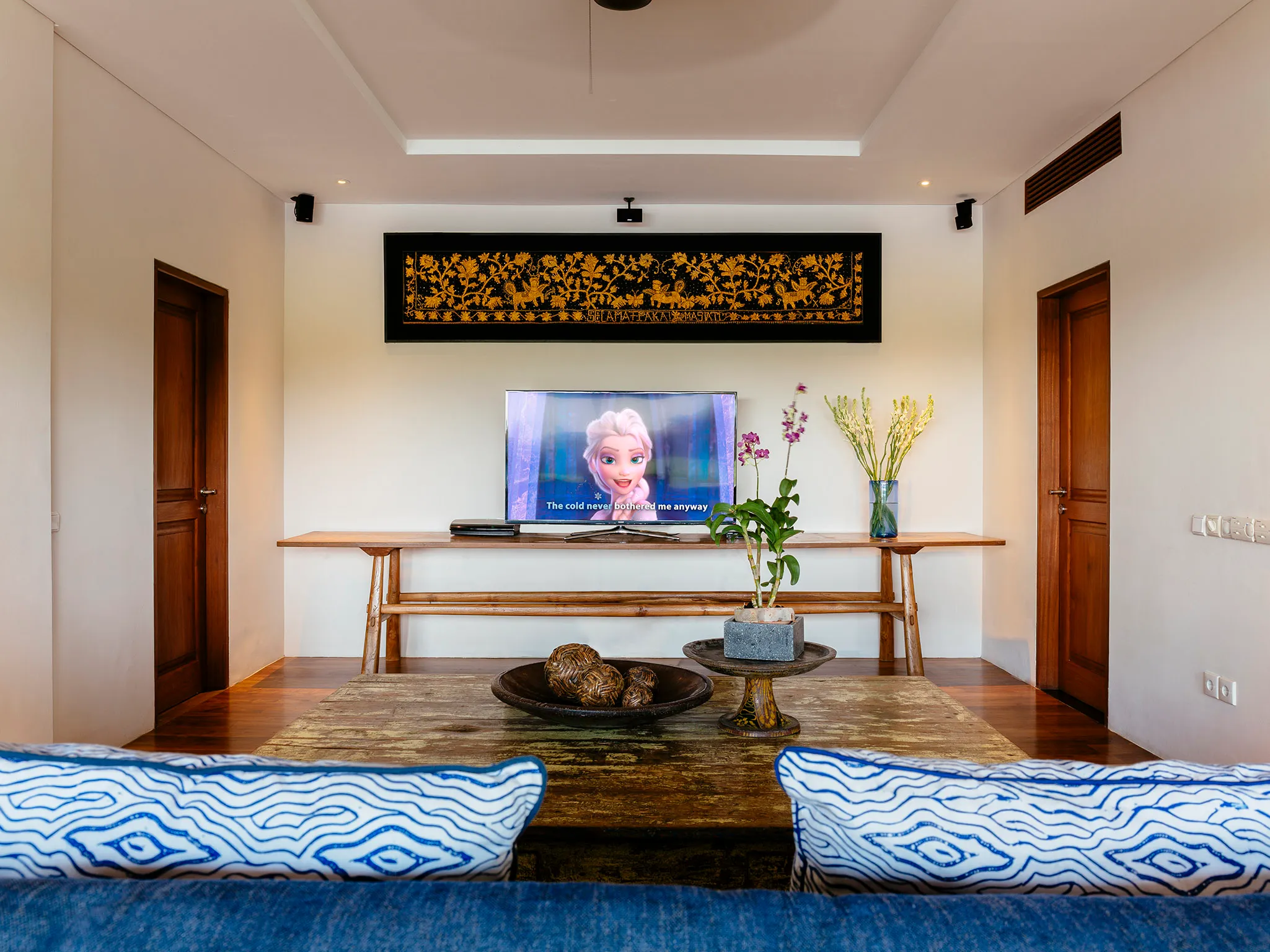 Villa Semarapura - Entertainment room sofas and TV