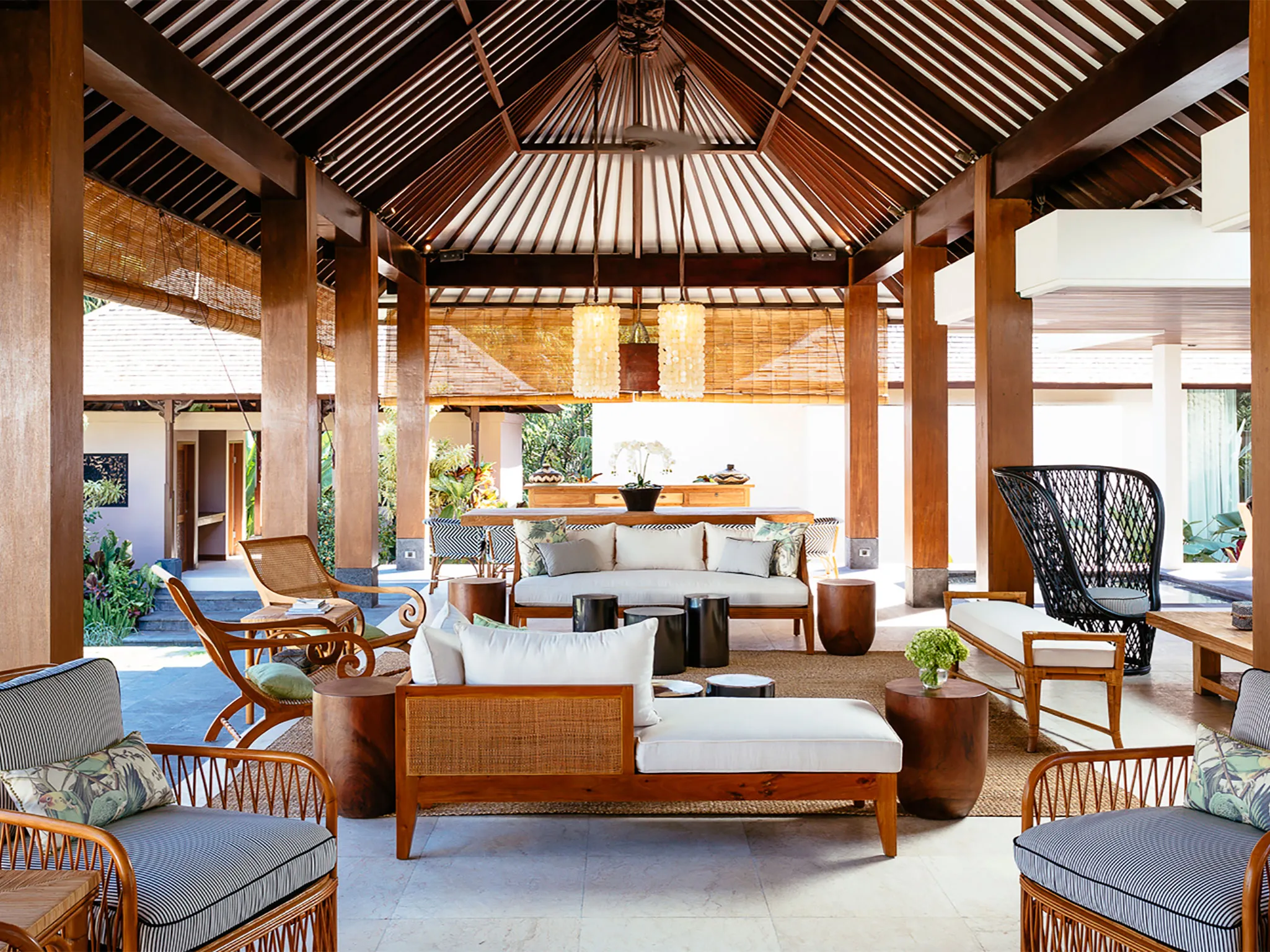 Villa Simona Oasis - Bar view of living and dining areas