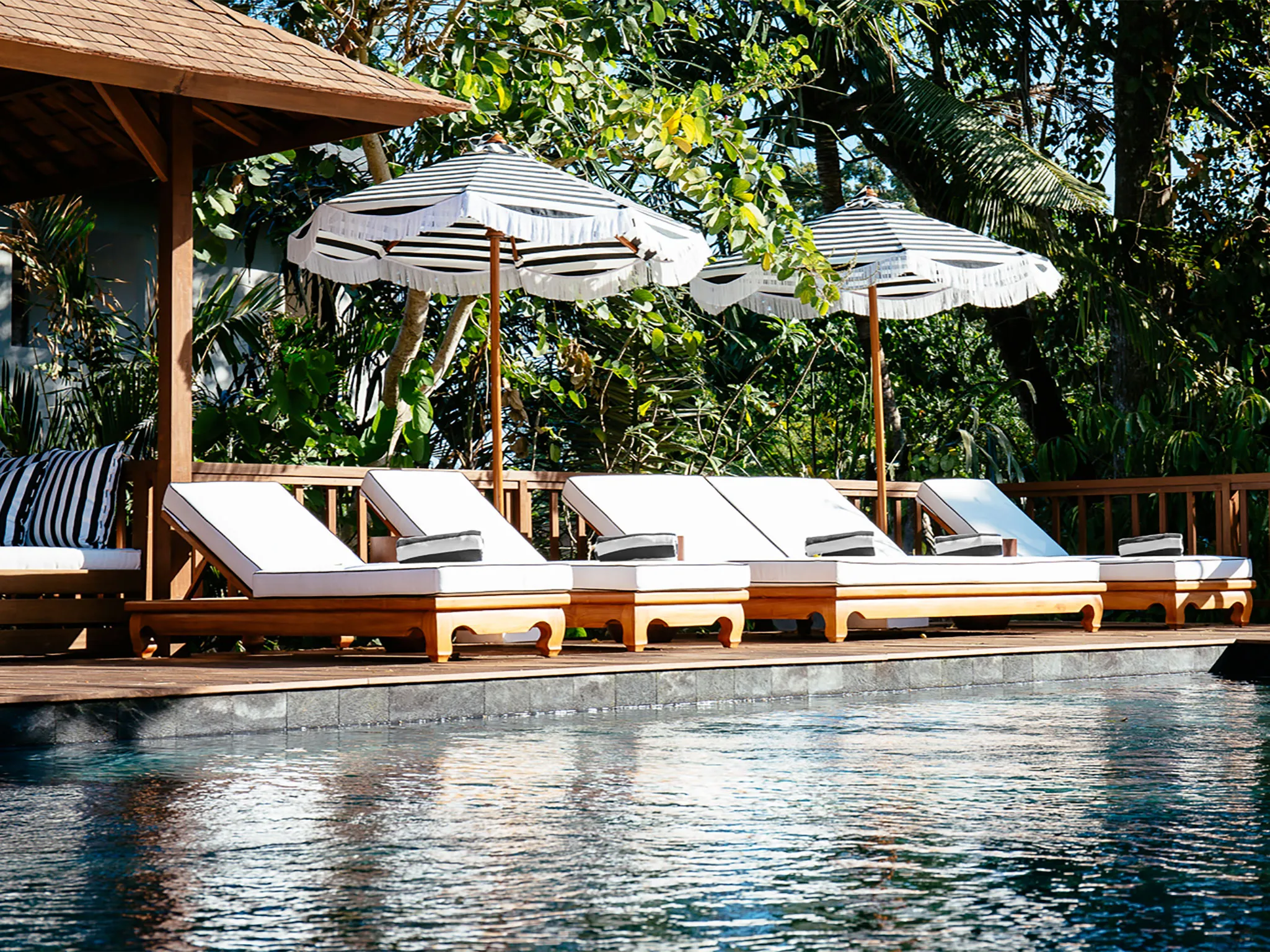 Villa Simona Oasis - Deckchairs line the pool