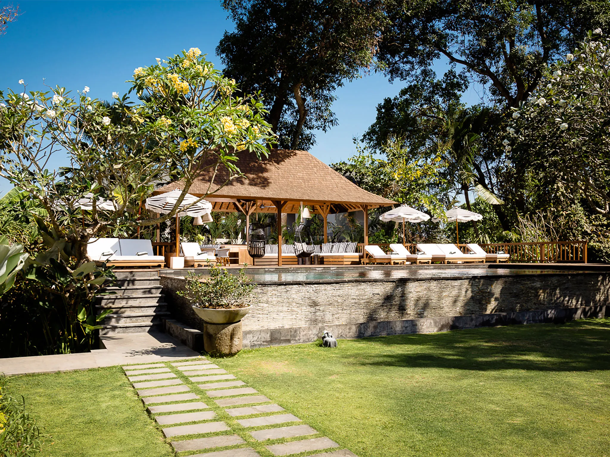 Villa Simona Oasis - Pool and lawn