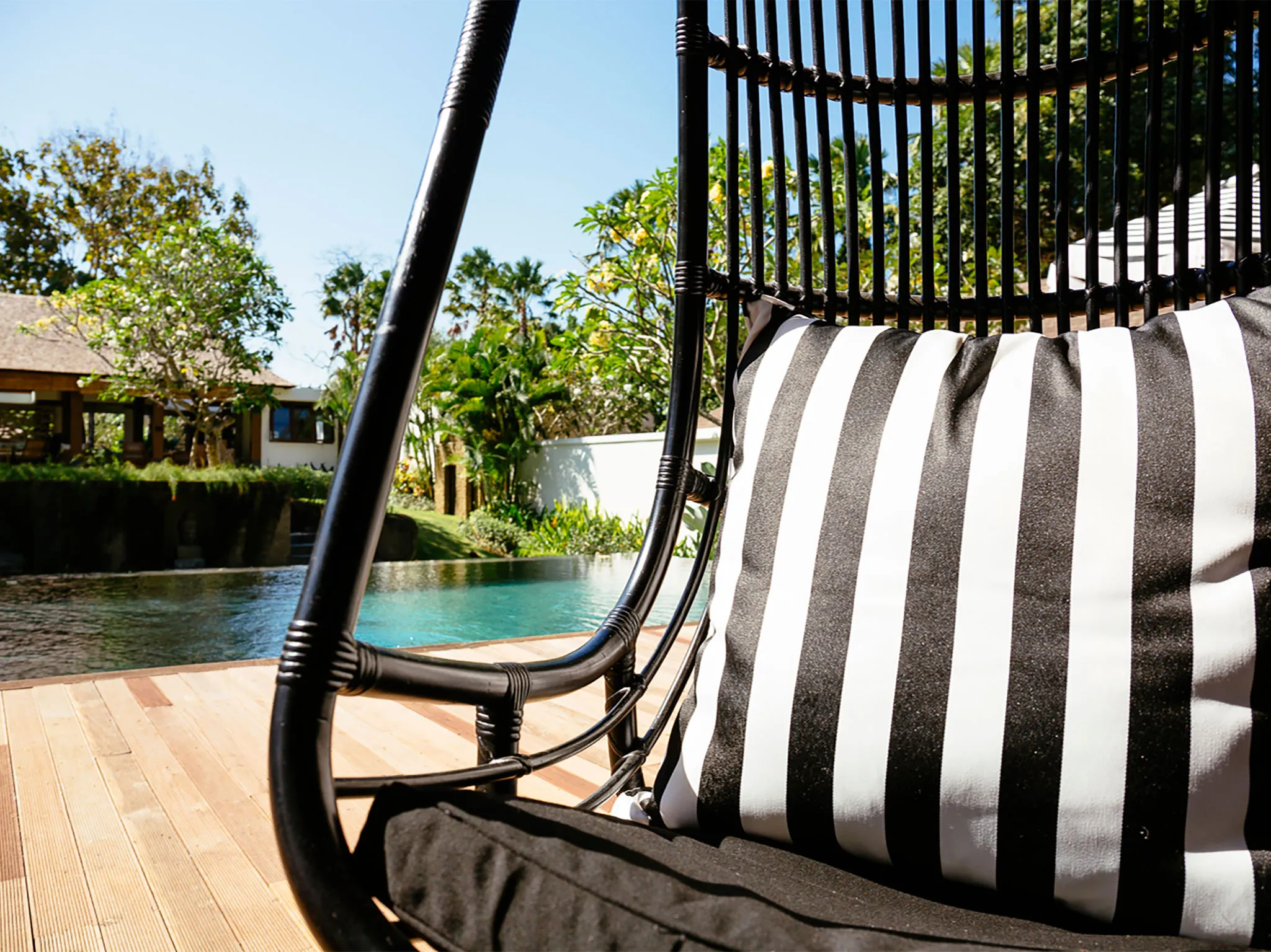 Villa Simona Oasis - Poolside hanging chairs
