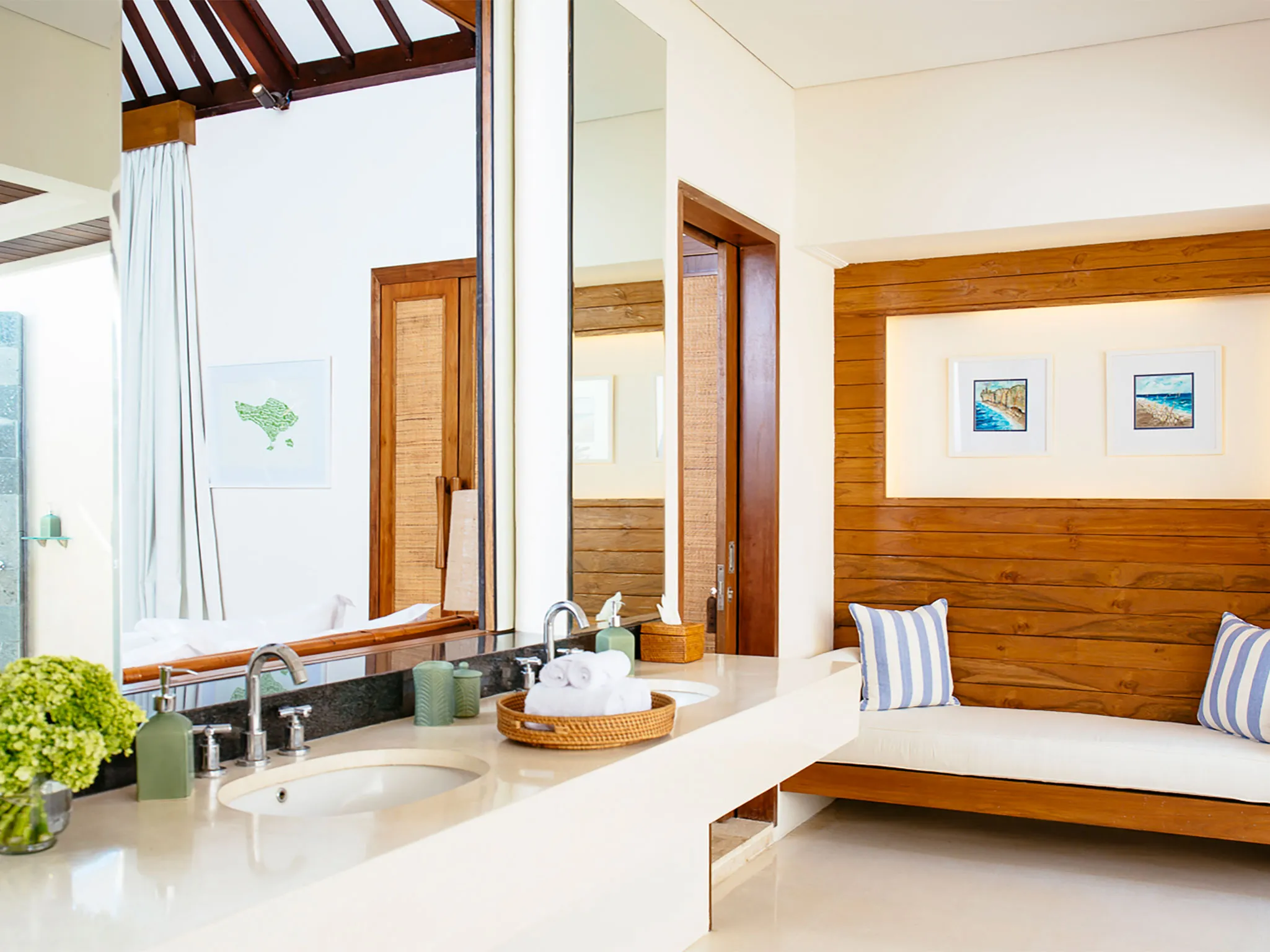 Villa Simona Oasis - Sahadewa bedroom vanity and seating