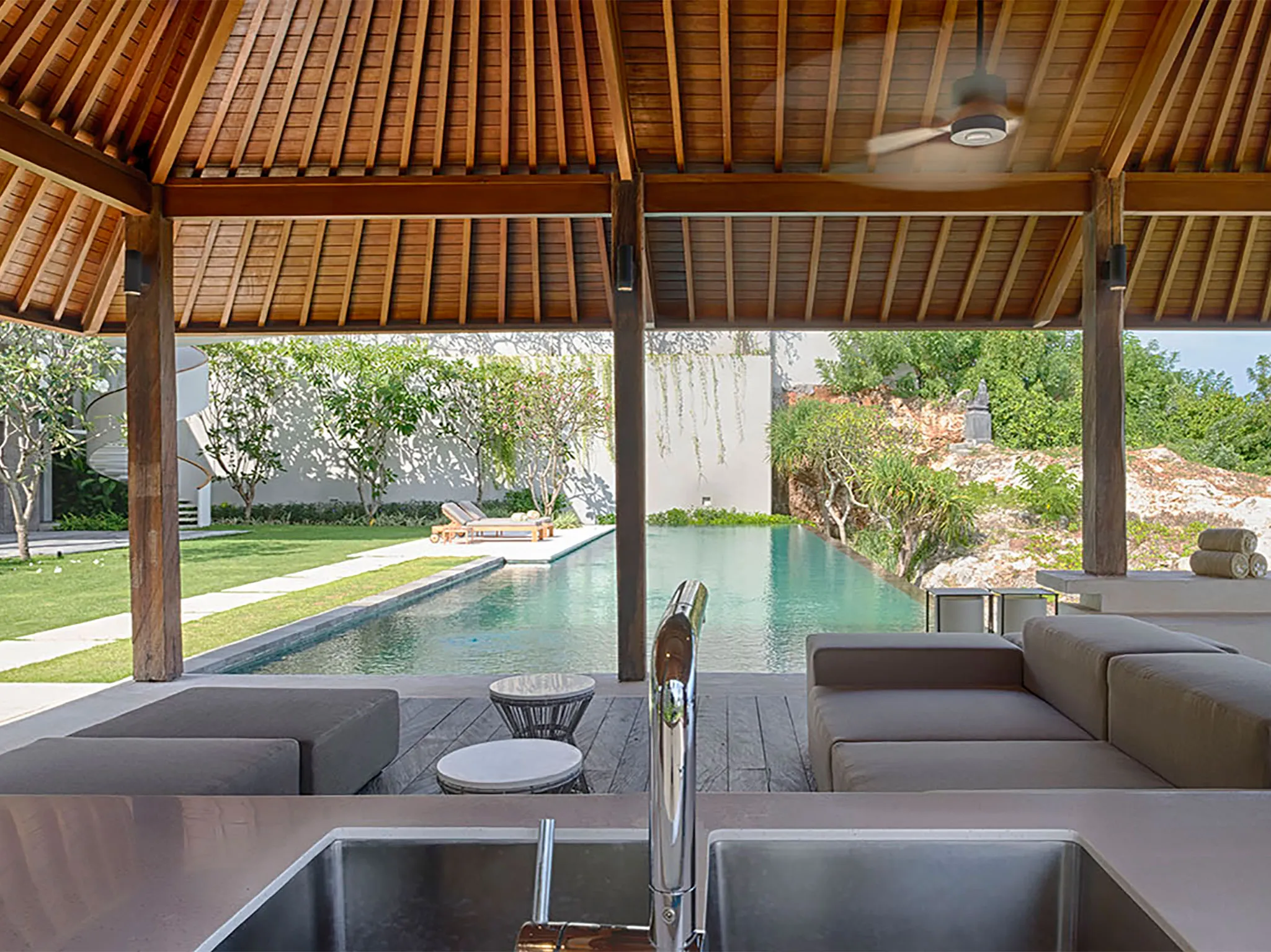 Sohamsa Estate - Villa Soham - Bale by the pool