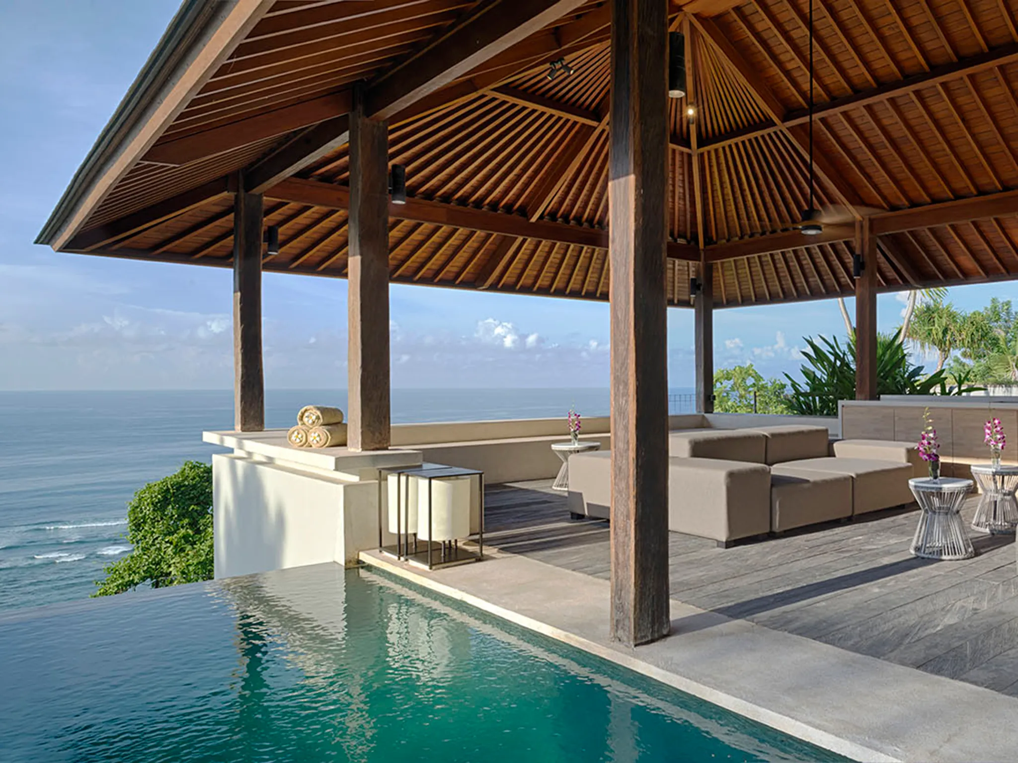 Sohamsa Estate - Villa Soham - Poolside entertaining bale