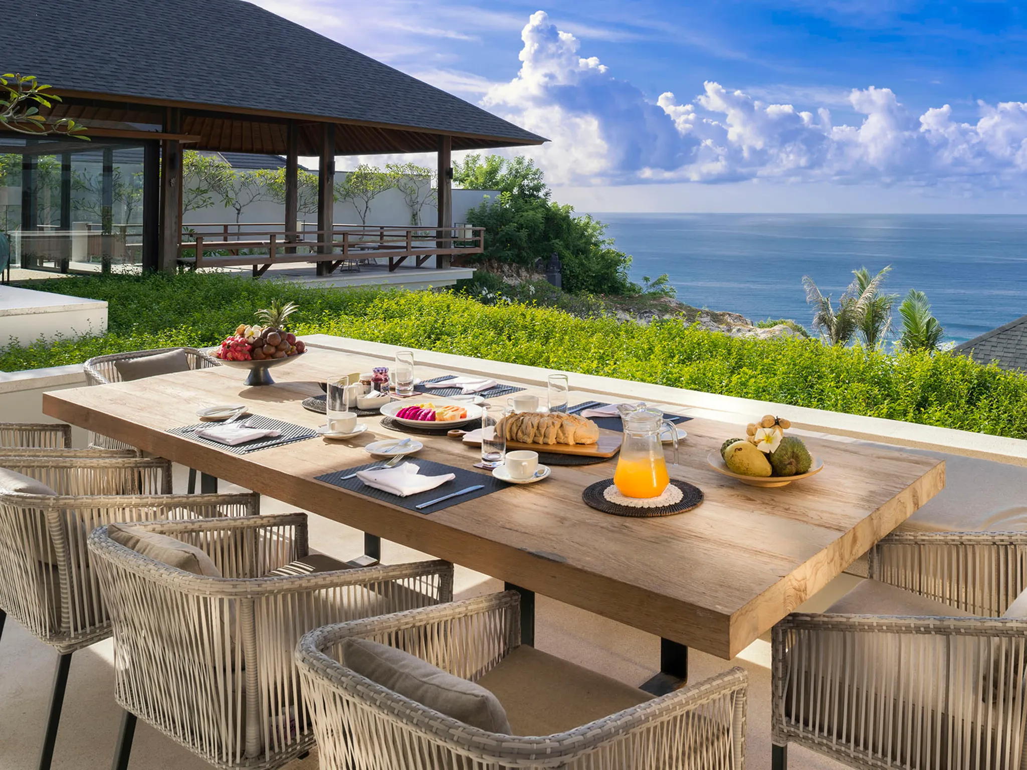 Sohamsa Estate - Villa Soham - Breakfast with a view