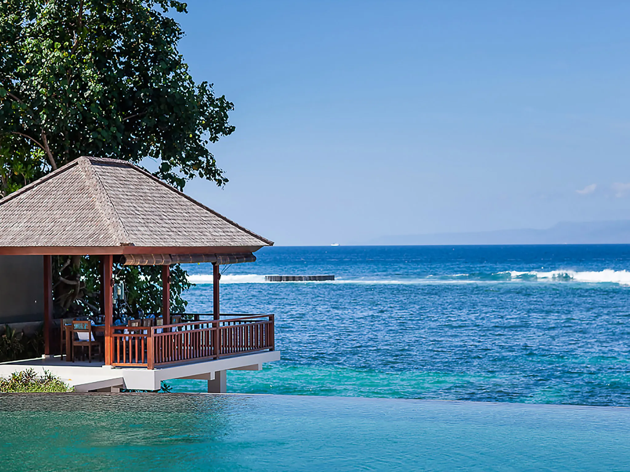 Villa Tirta Nila - Outdoor dining hanging above crystal clear waters