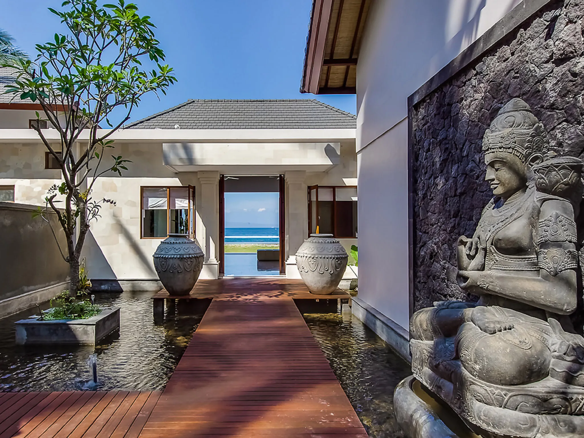 Villa Tirta Nila - Entrance group with the pond and buddha statue