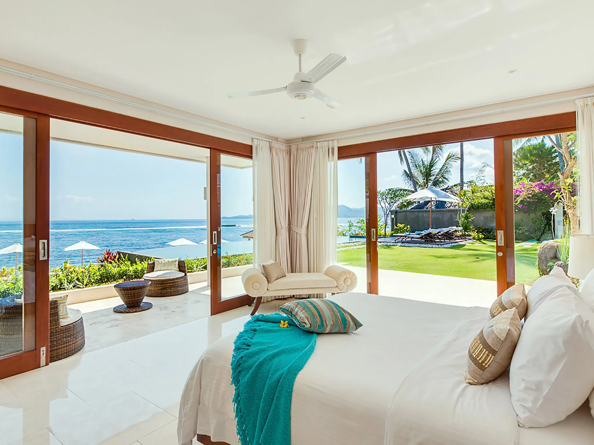 Villa Tirta Nila - Oceanfront bedroom downstairs