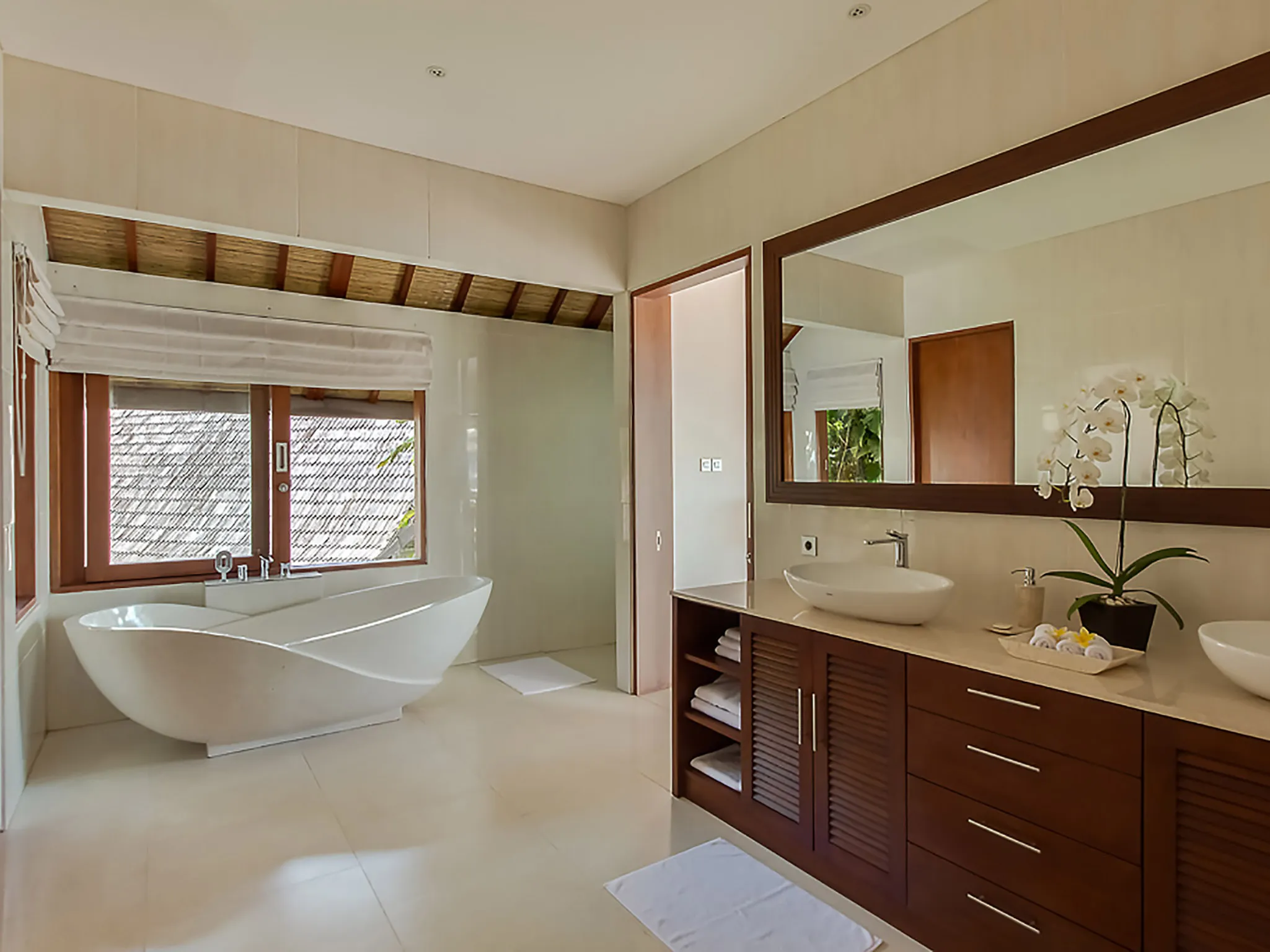 Villa Tirta Nila - Ensuite bathroom of master bedroom