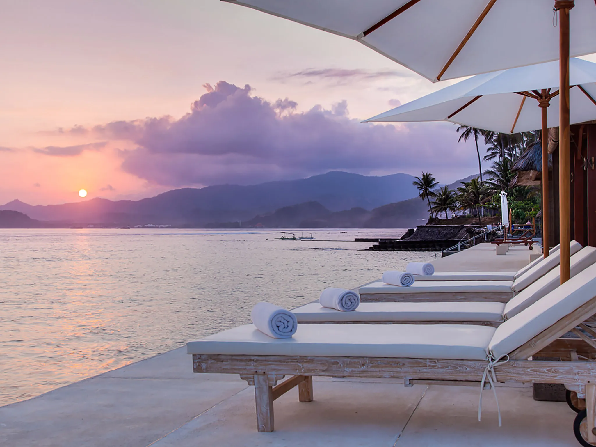 Villa Tirta Nila - Glorious sunset view at the ocean deck