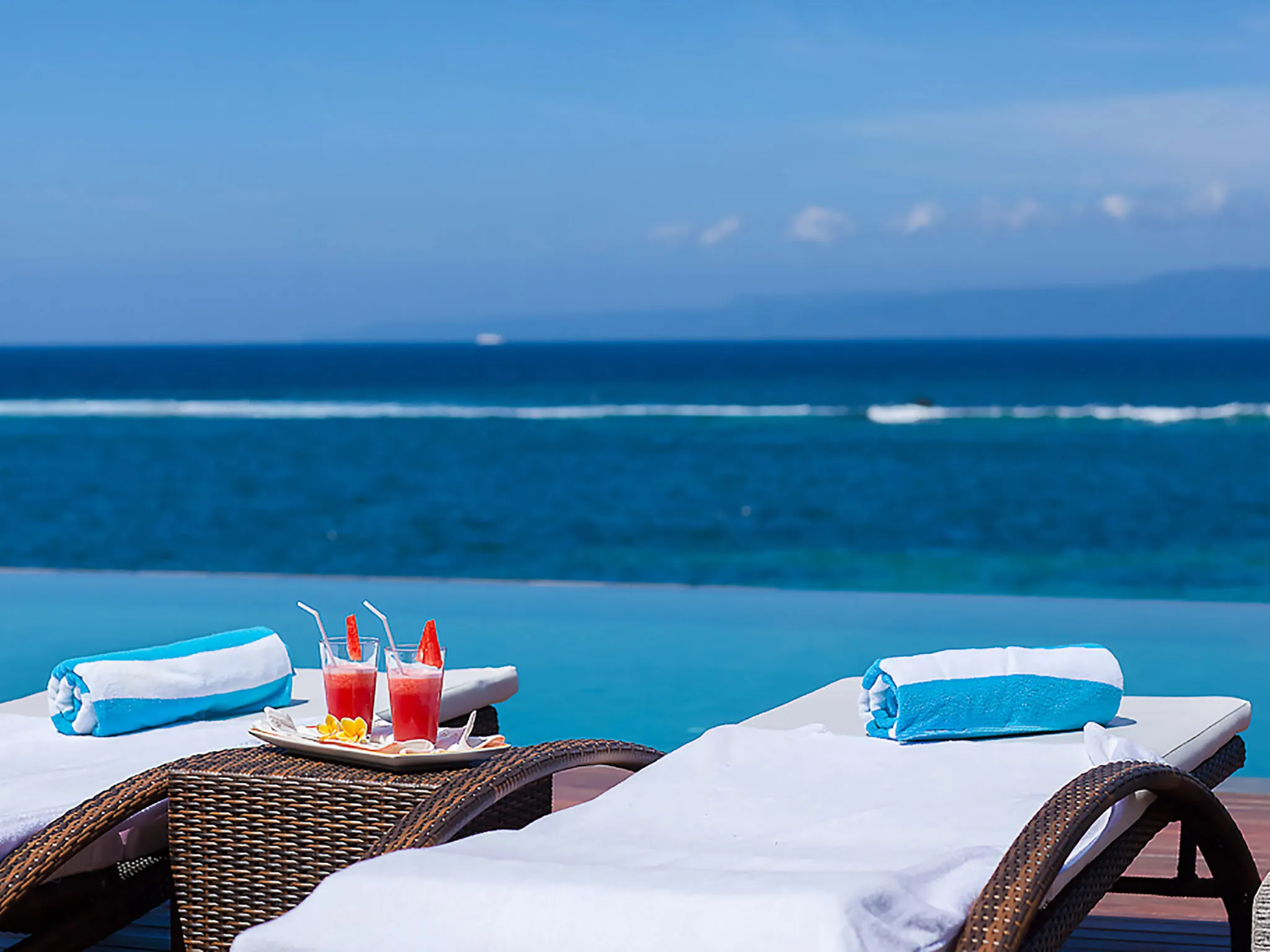 Villa Tirta Nila - Infinity view from pool deck