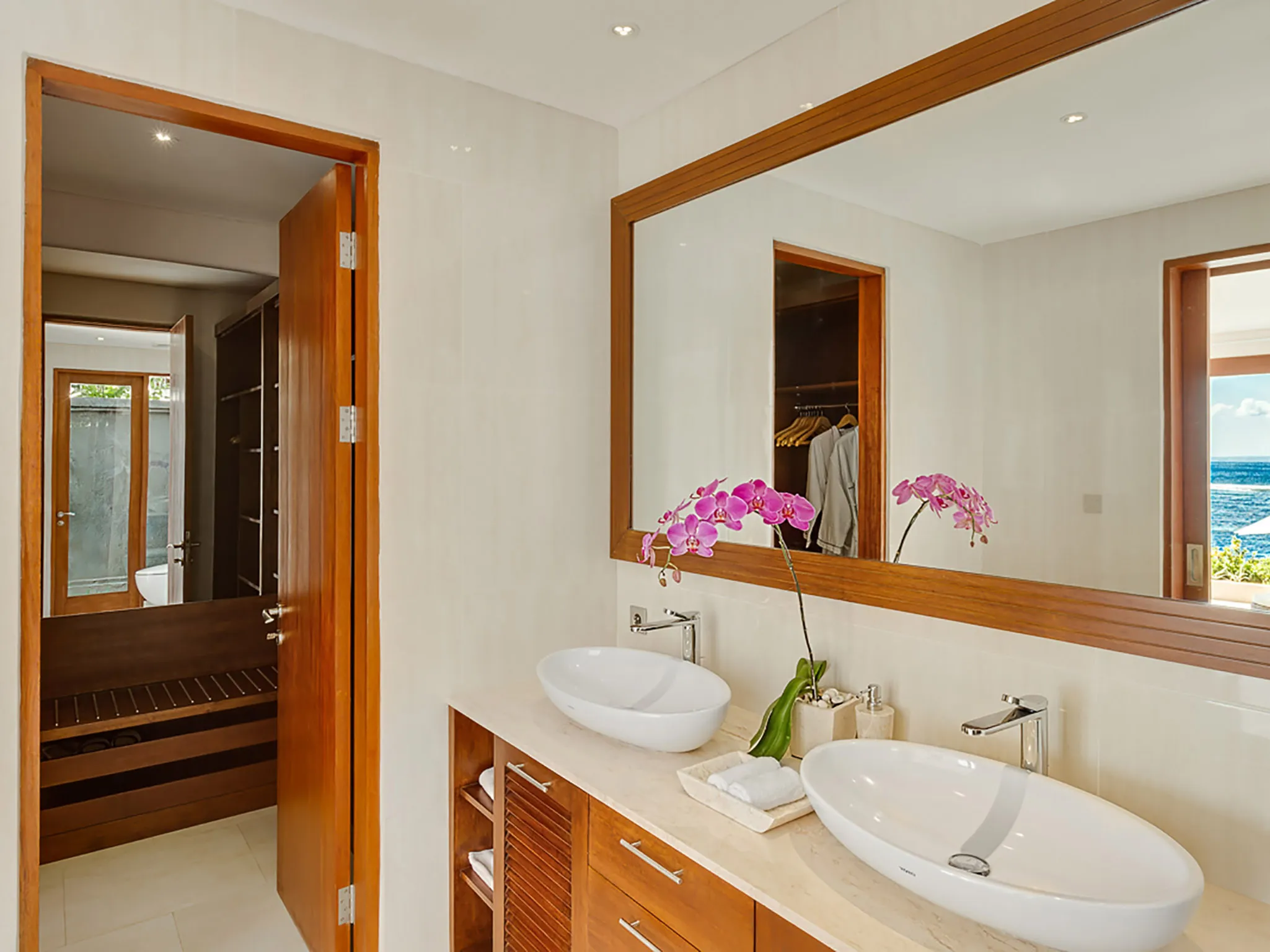 Villa Tirta Nila - Oceanfront bedroom bathroom