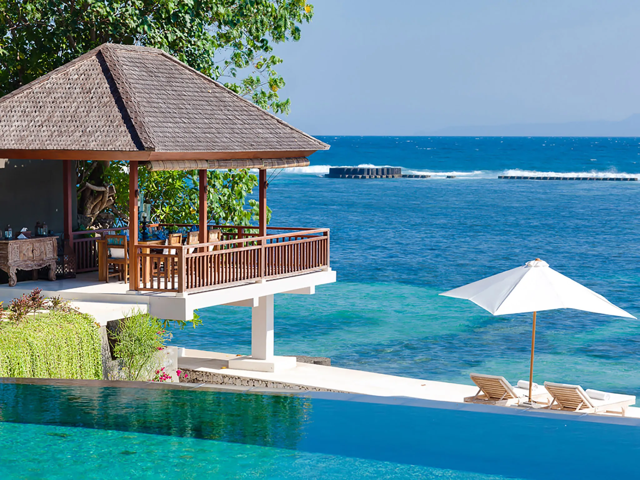 Villa Tirta Nila - Outdoor dining and ocean deck