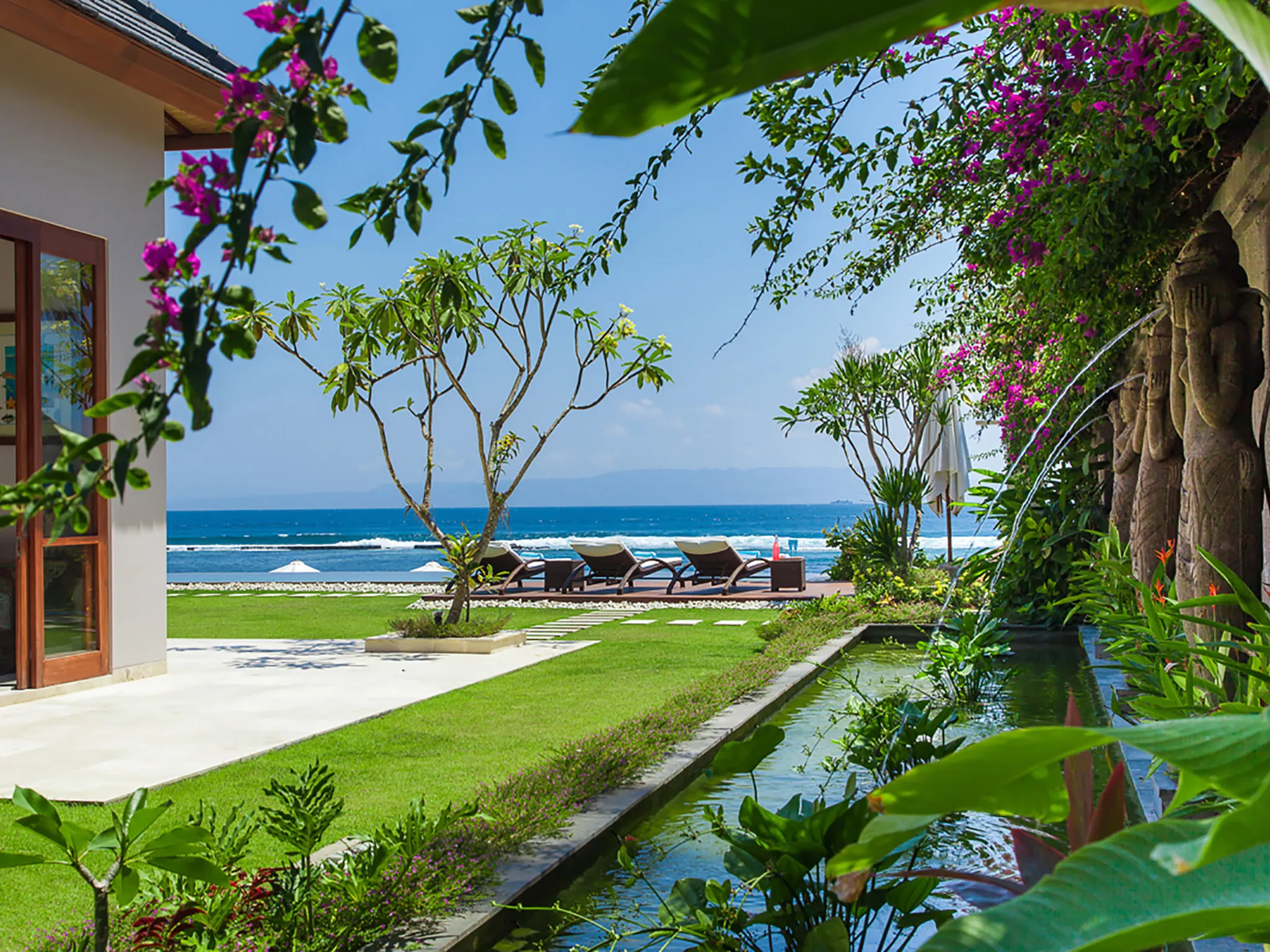 Villa Tirta Nila - Pond with balinese statues and fountains