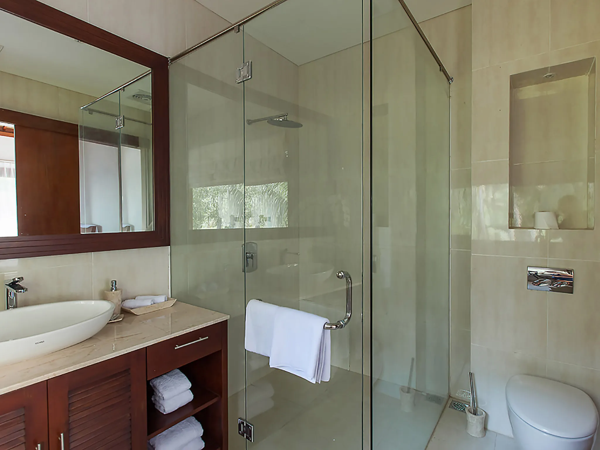 Villa Tirta Nila - Upstairs bedroom bathroom with indoor shower
