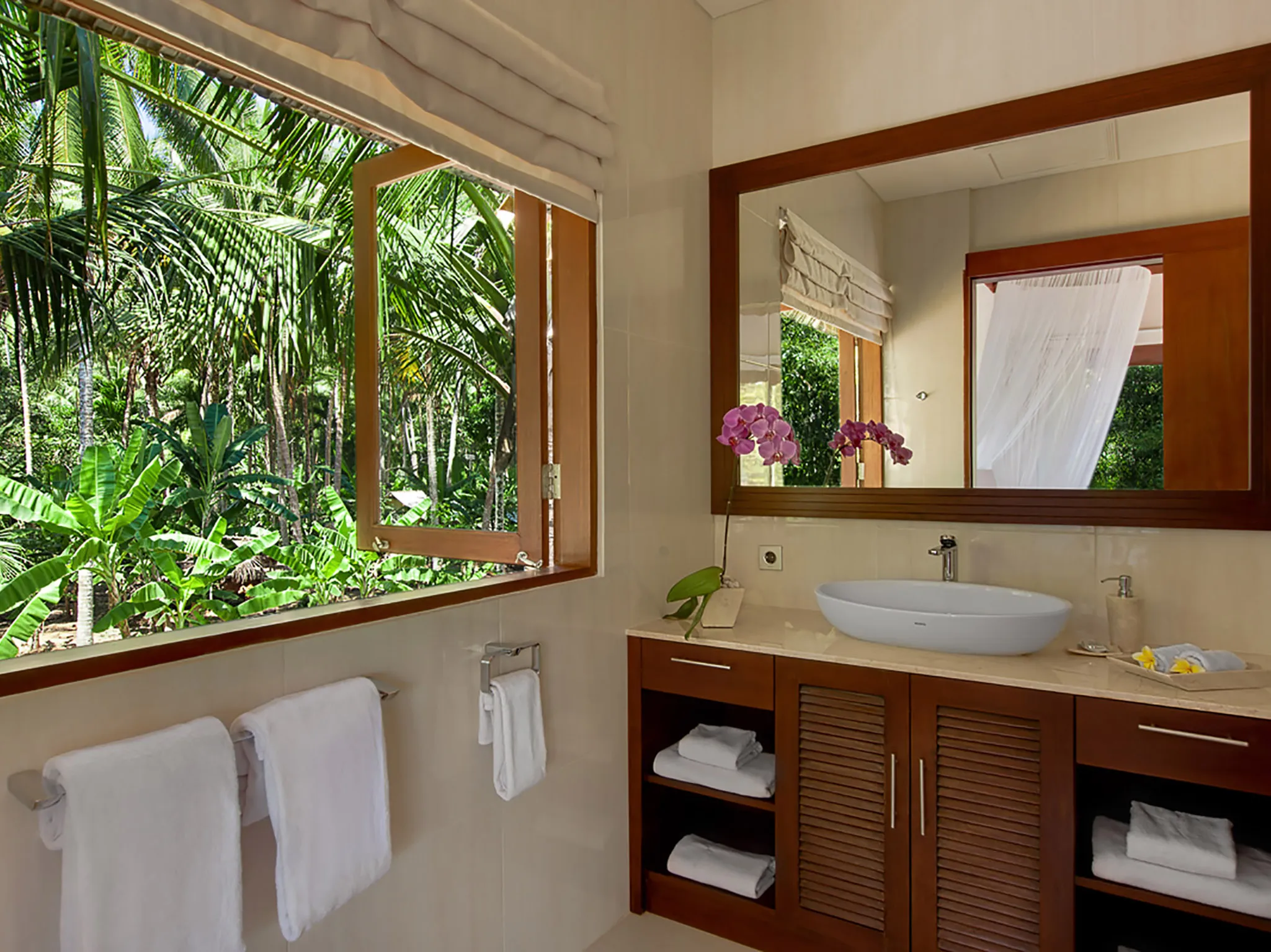 Villa Tirta Nila - Upstairs bedroom bathroom with jungle view