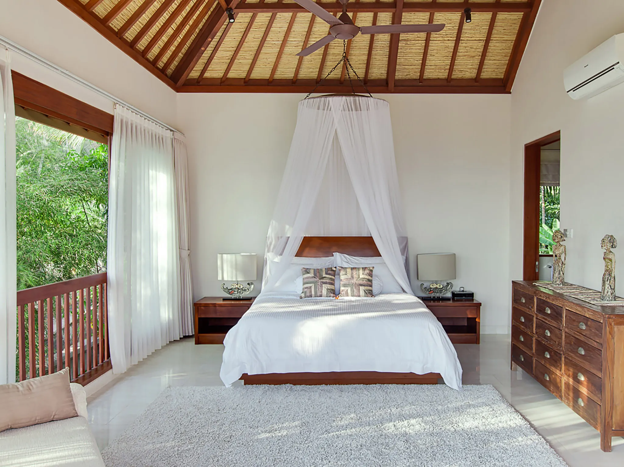 Villa Tirta Nila - Upstairs bedroom interior