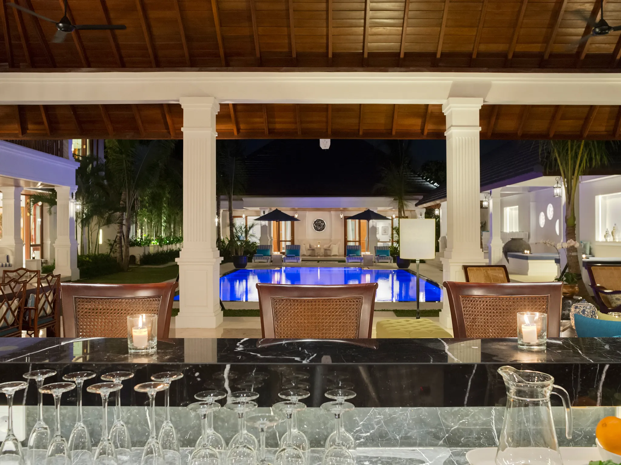 Villa Windu Asri - Bar and pool at night