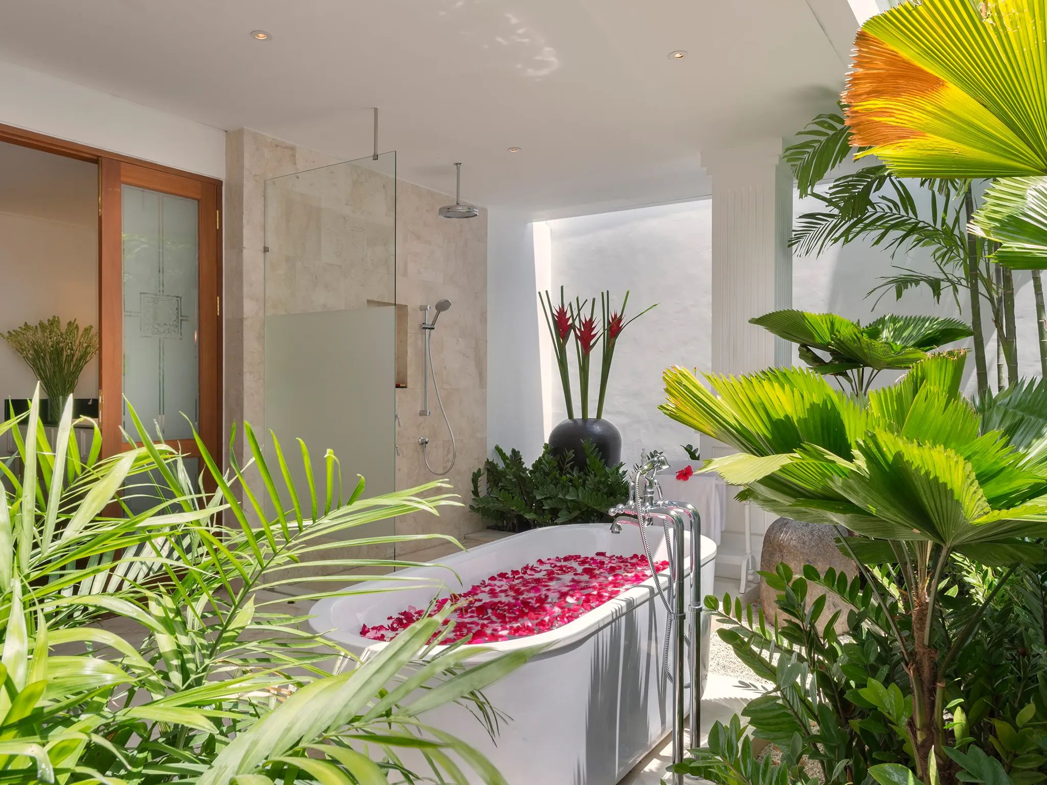 Villa Windu Asri - Poolside guesthouse ensuite tub