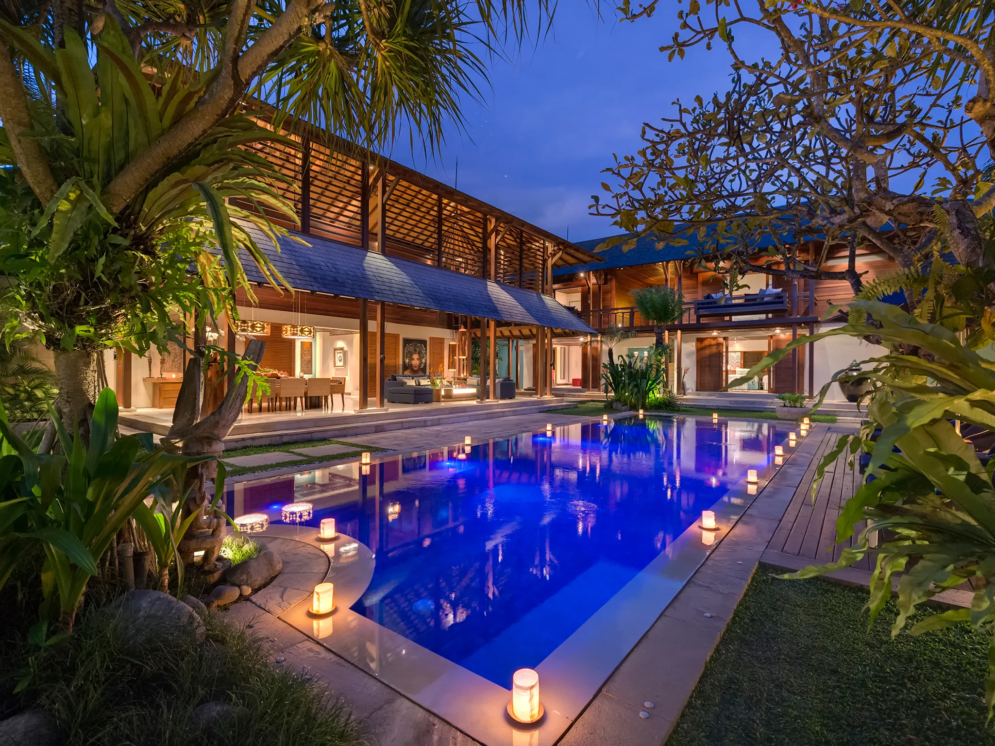 Villa Windu Sari - The villa at night from the entrance