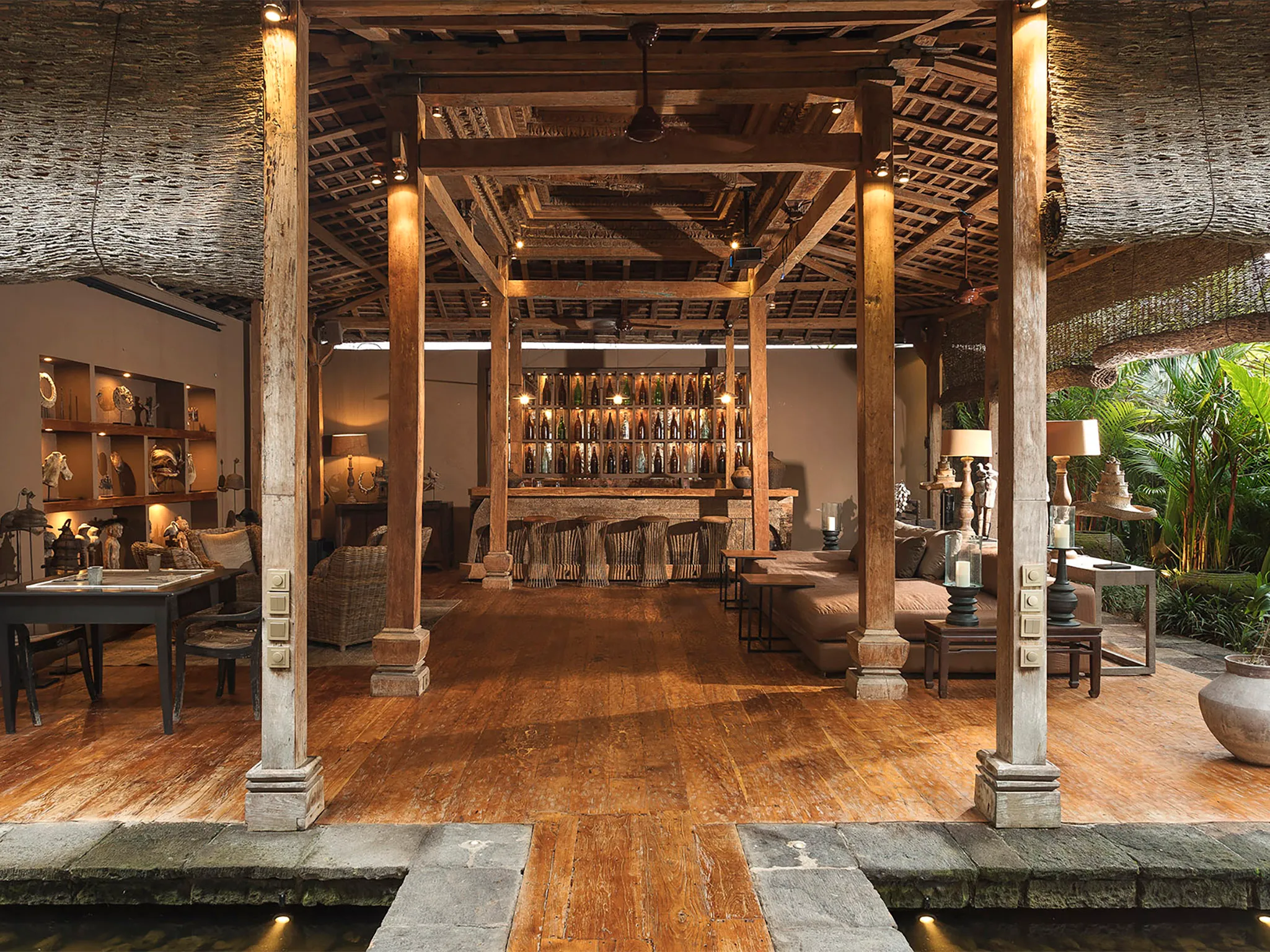 Villa Zelie - Bar and living area