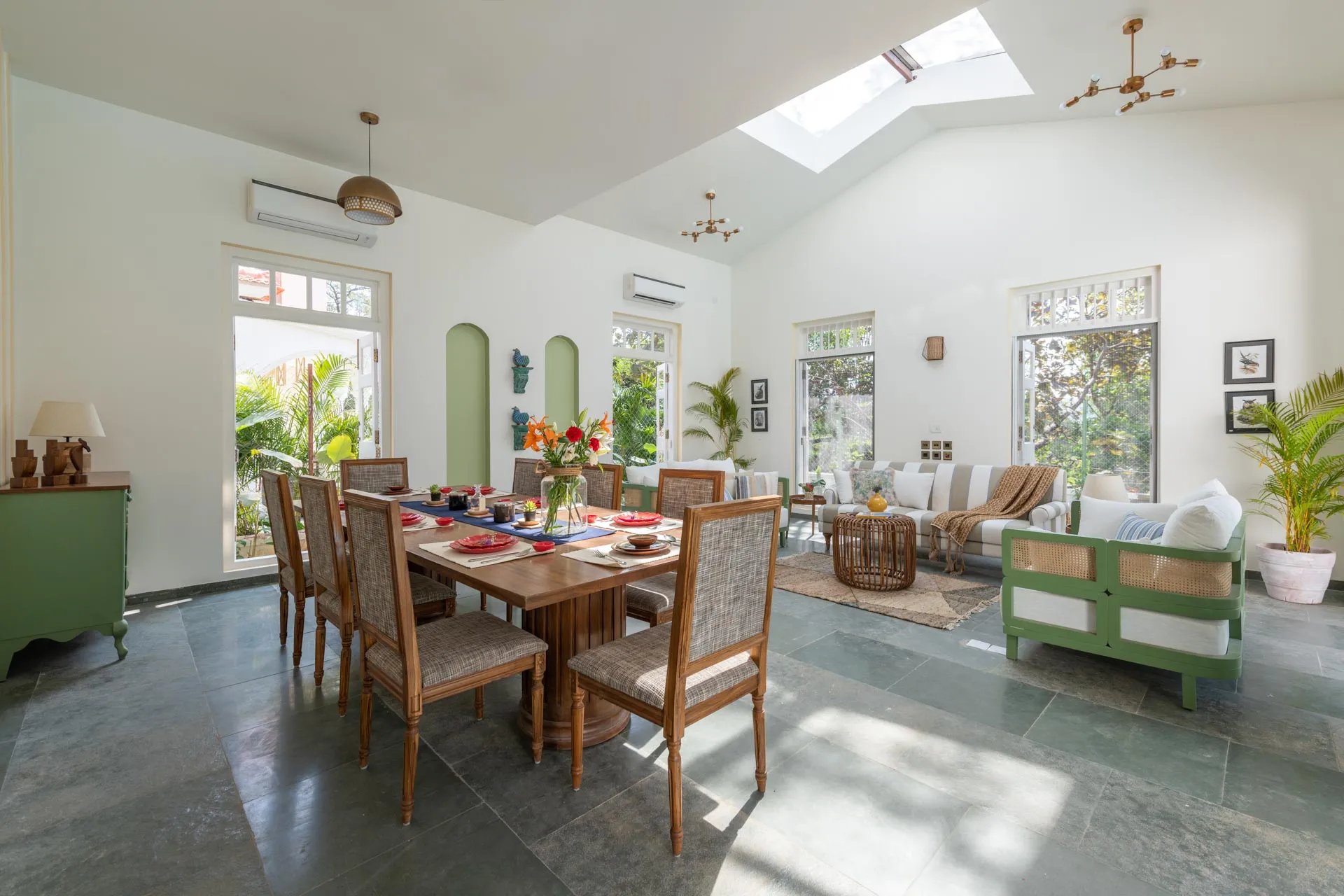 Colina - Villa B - Dining and living area