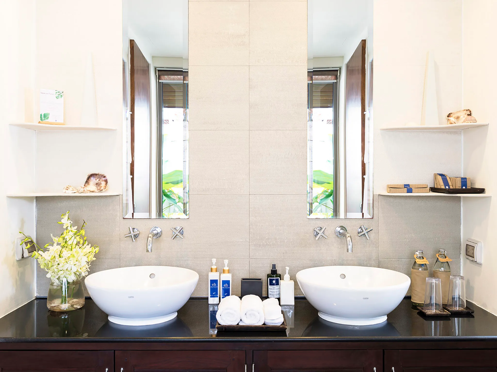 Akuvara - Double sink bathroom feature