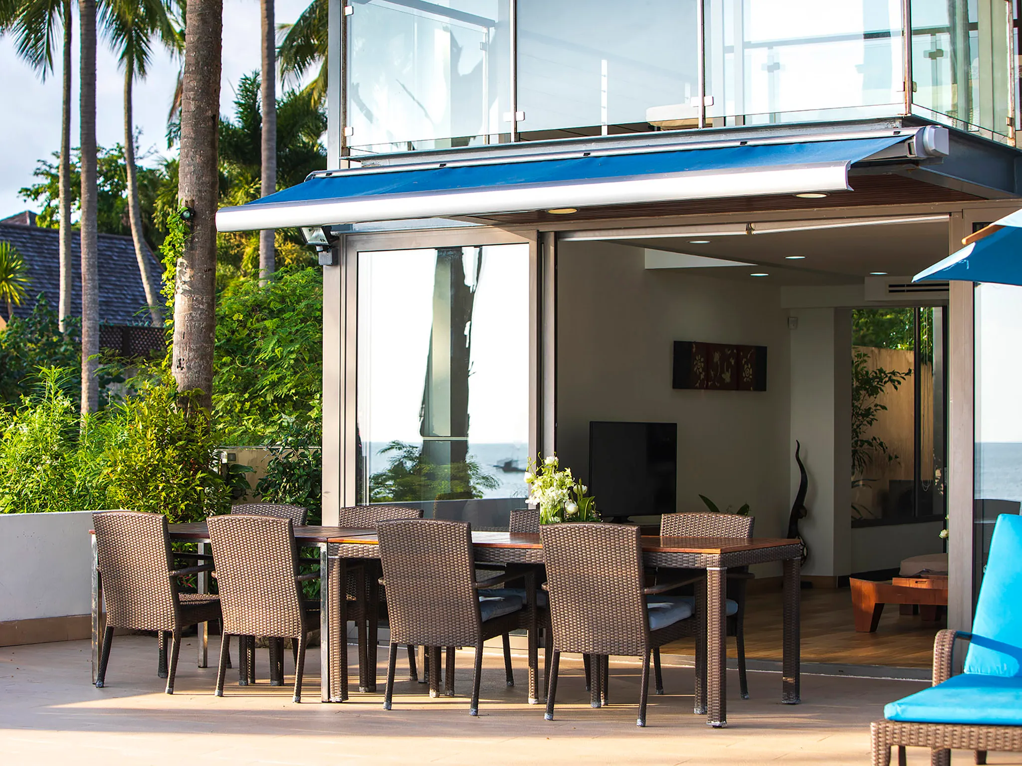 Akuvara - Poolside dining table