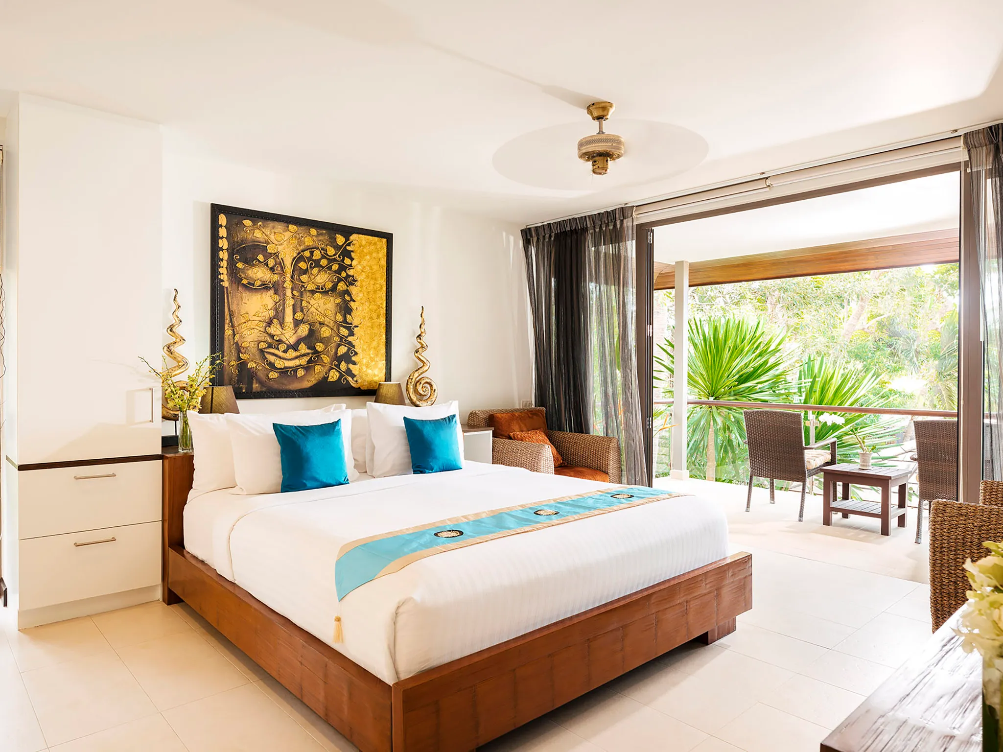 Akuvara - Upstairs guest suite and balcony