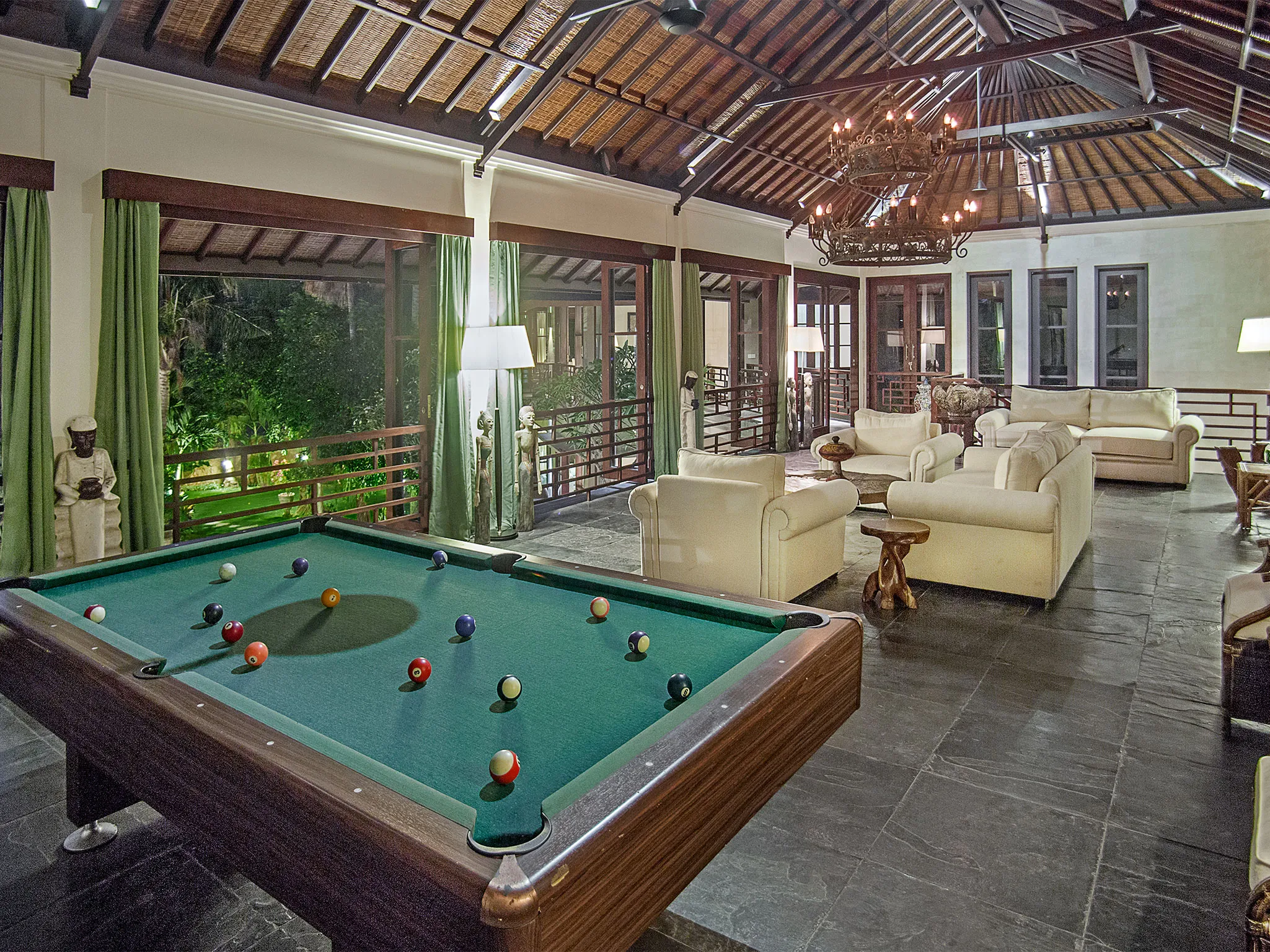 Avalon I - Pool table