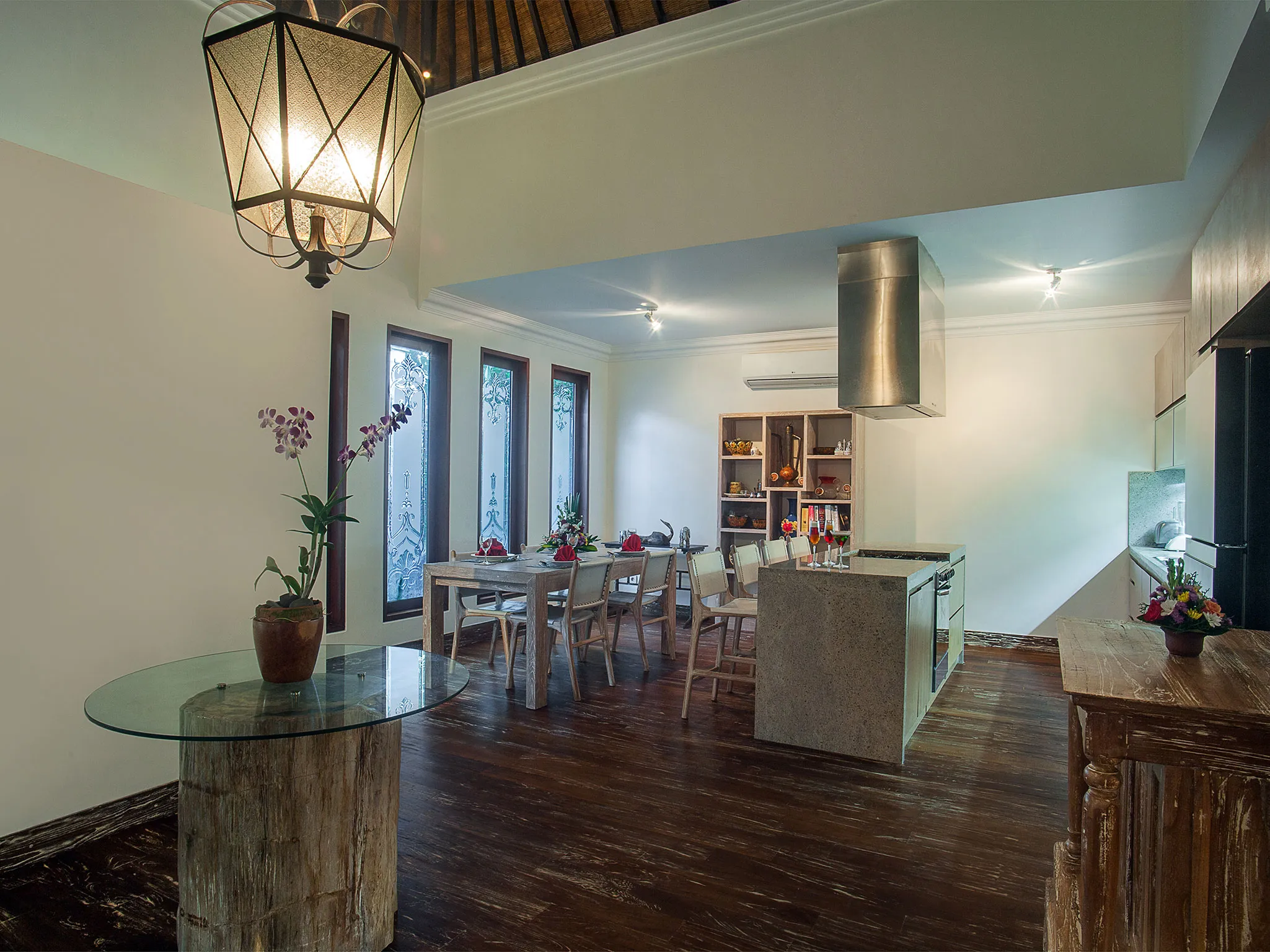 Avalon III - Dining and bar area