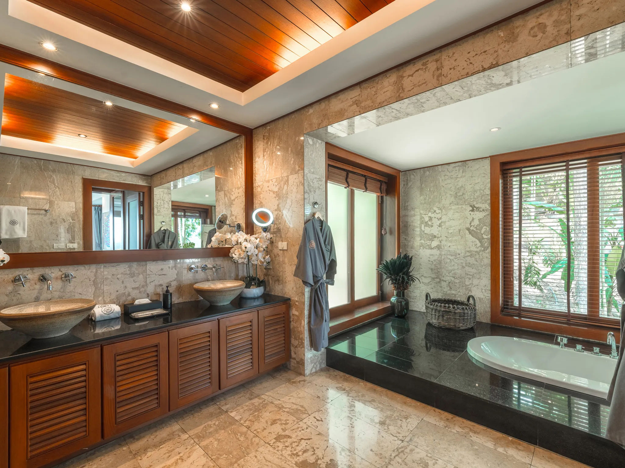 Sea View Zenith - Lavishly appointed ensuite bathroom