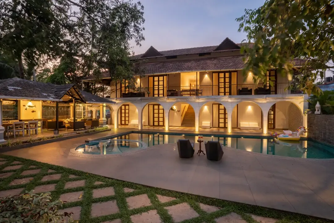 Bastora House - Poolside Area