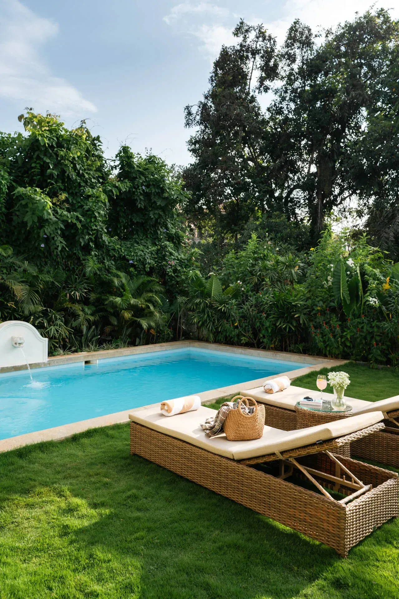 Poolside Seating Area | Beleza Villa B by Lohono Stays