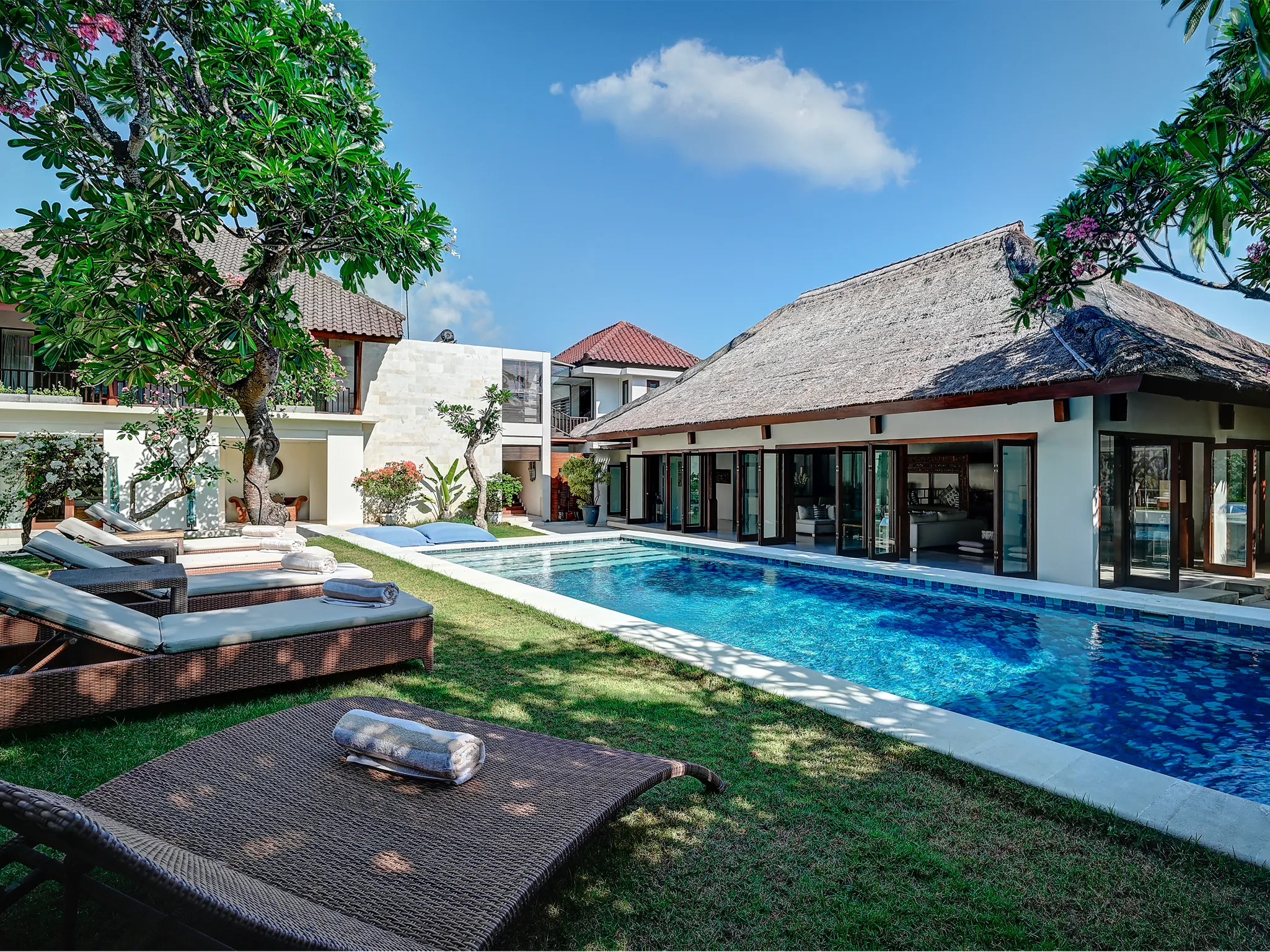 Casa Evaliza - Breezy pool area fronting the living and dining pavilion