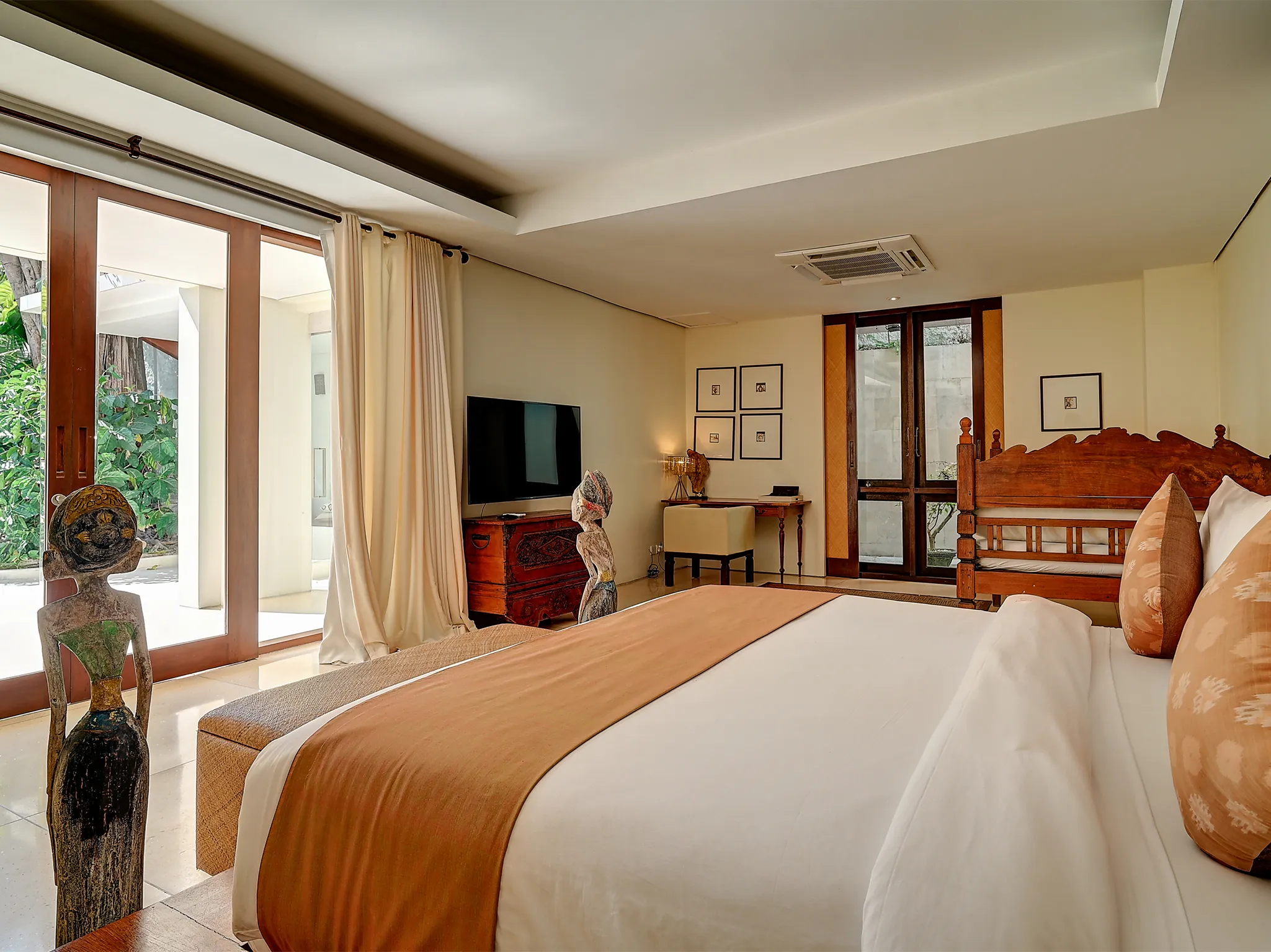 Casa Evaliza - The opulent master bedroom