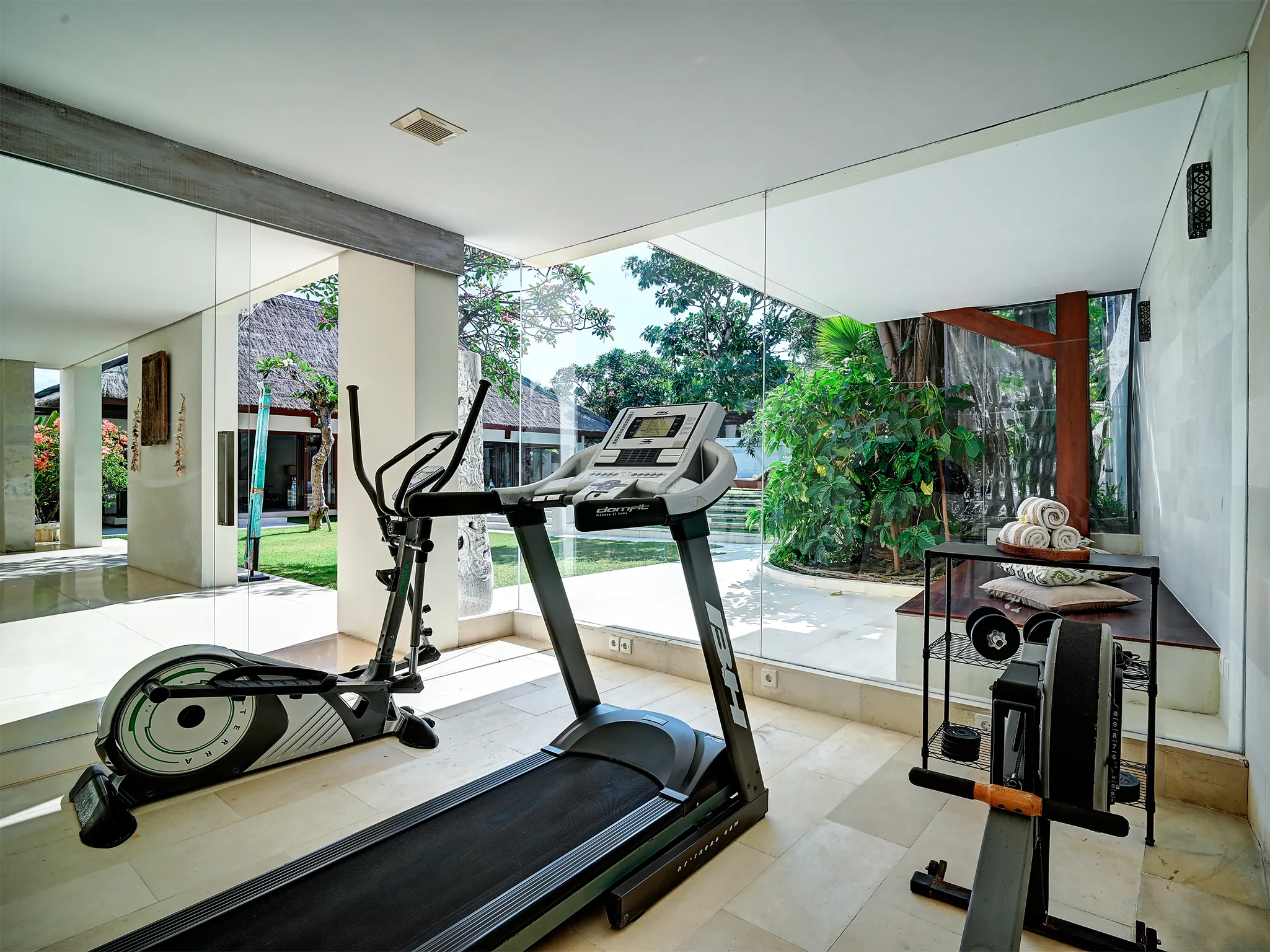 Casa Evaliza - Private gym looking over the lawn