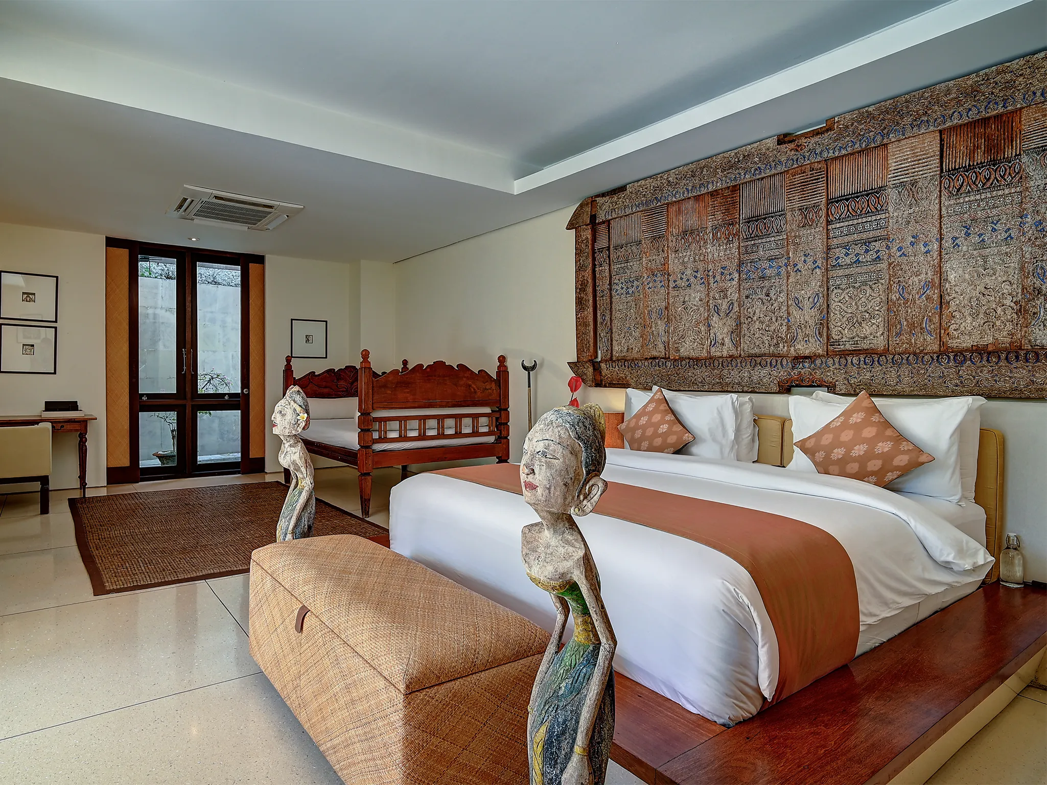 Casa Evaliza - The spacious and restful master bedroom
